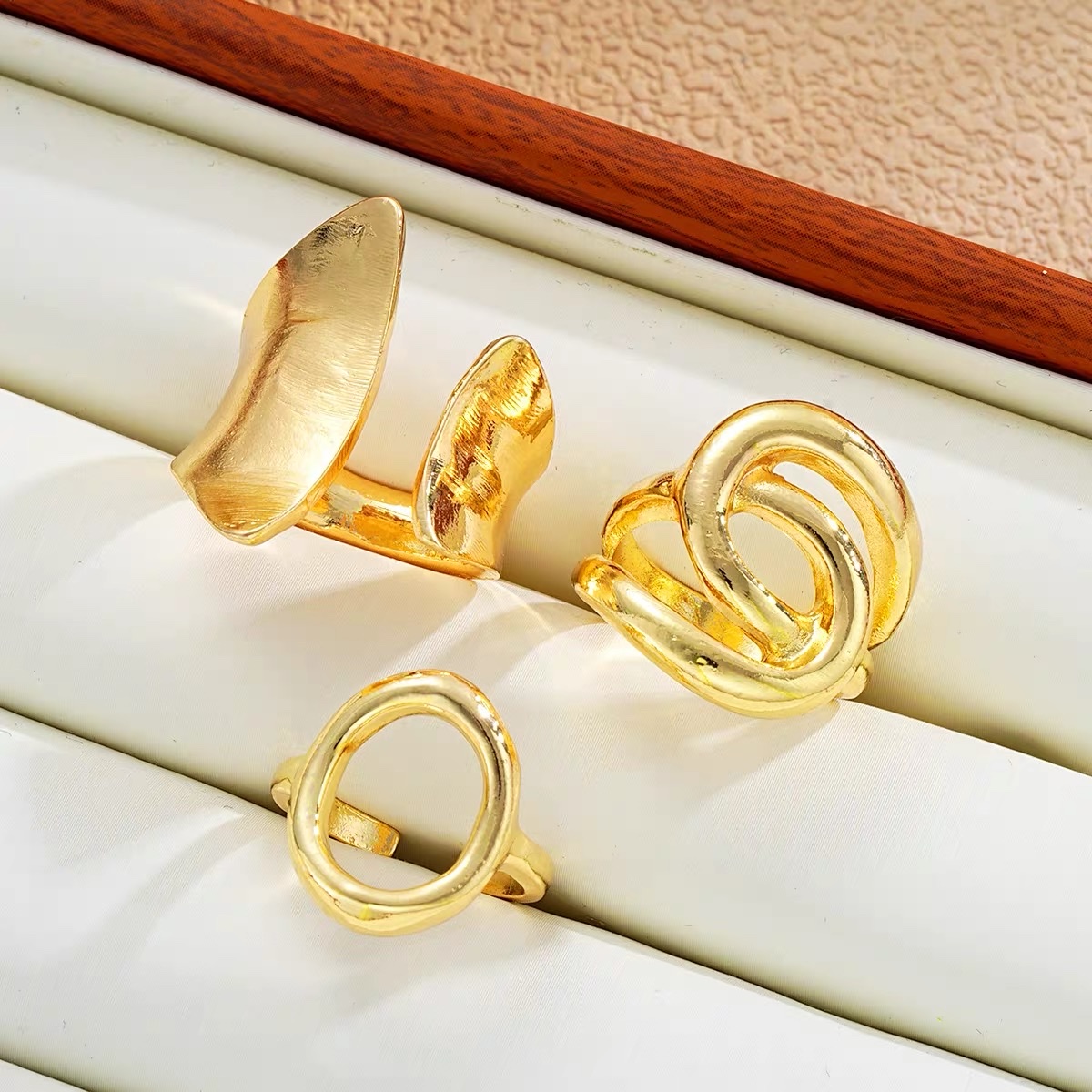3-piece ring set欧美跨境新款金色光面不规则镂空合金戒指3件套戒指细节图