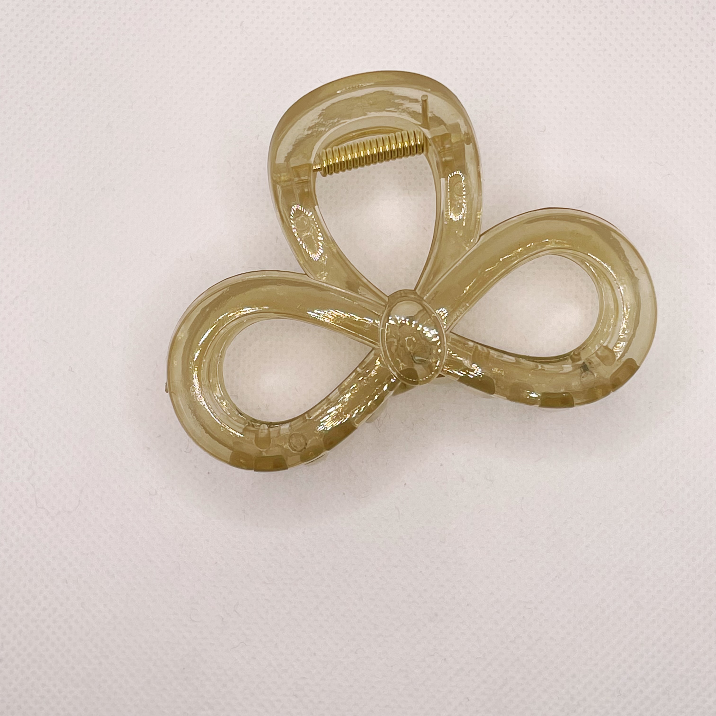 In summer, there is a high-end bow clip for women. The hair volume is small and medium-sized. The hair is coiled at the back of the head. The shark clip is half-tied Item Picture