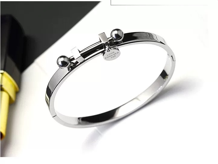 Stainless steel bracelets are fashionable accessories and unique charm for women Application Scenario
