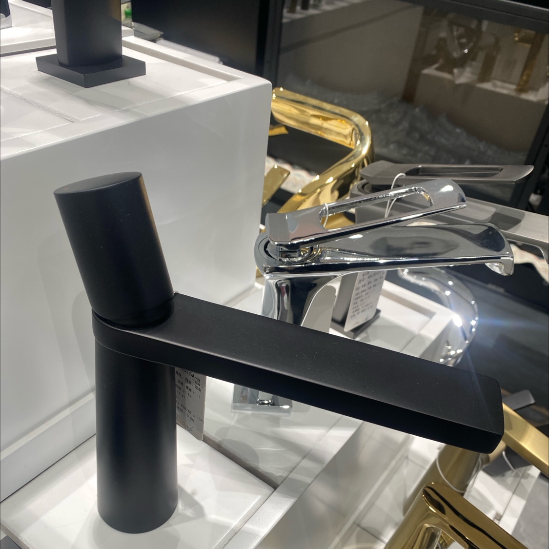 黑色简约高级圆形把手水龙头产品图