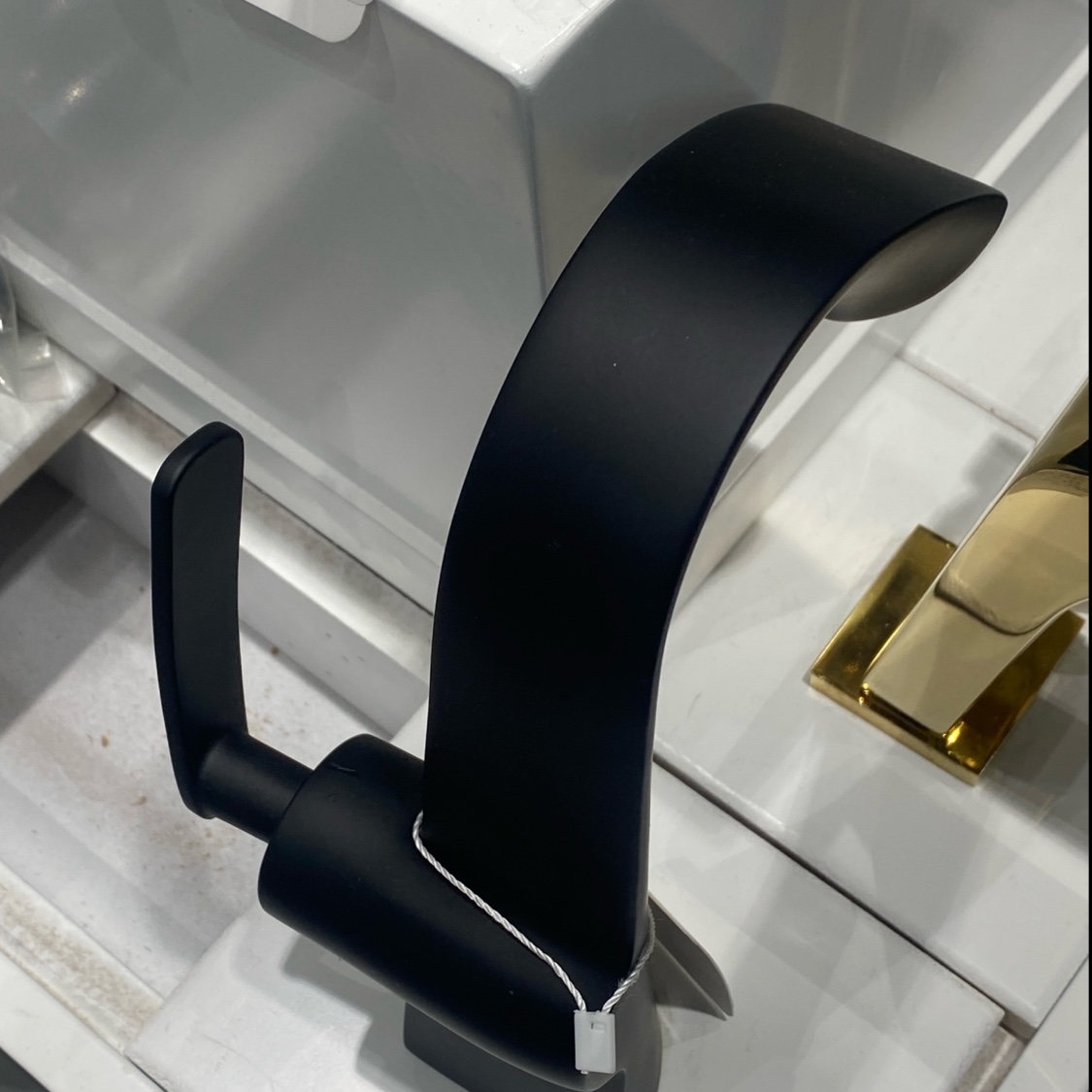 黑色简约日用水龙头白底实物图