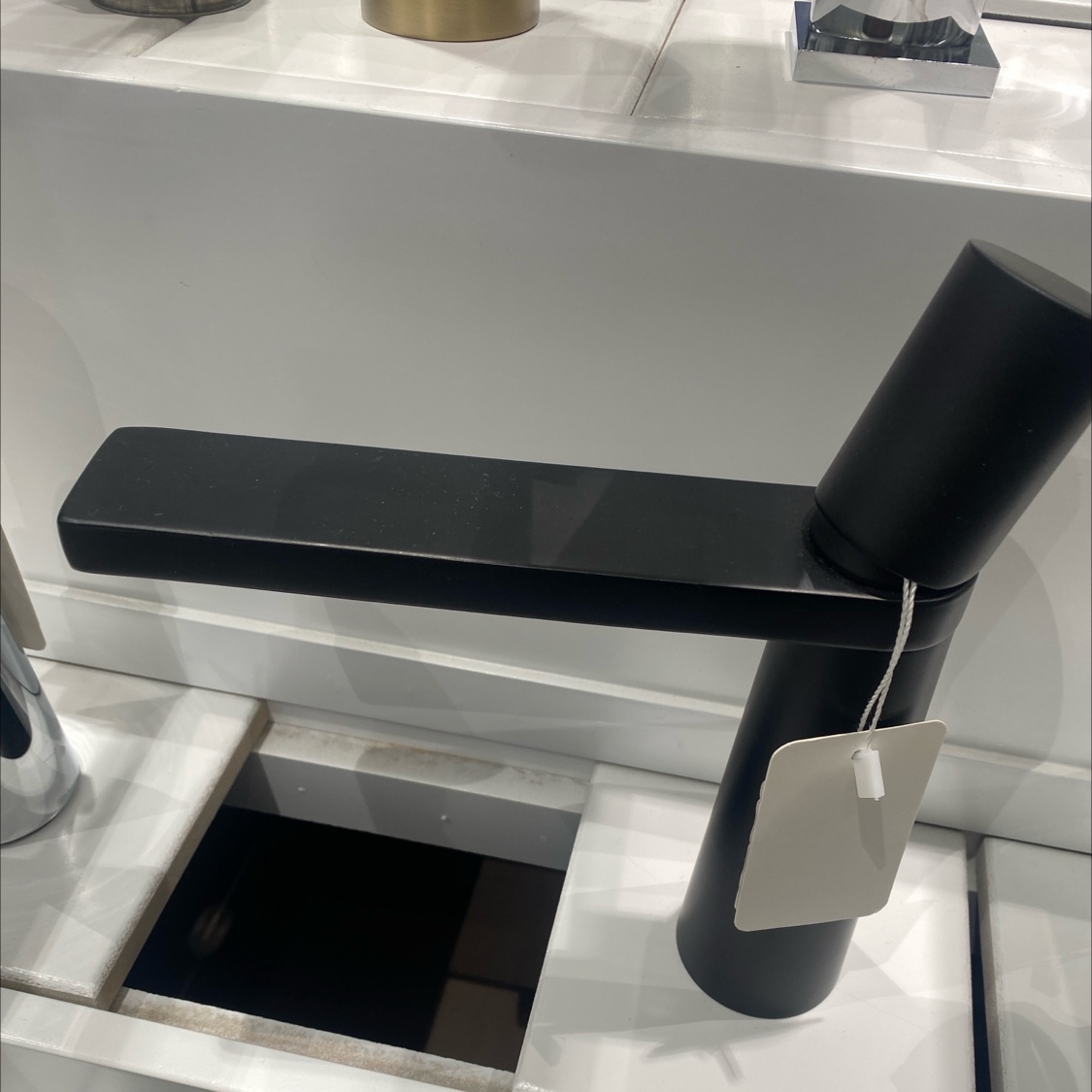 黑色简约高级圆形把手水龙头白底实物图