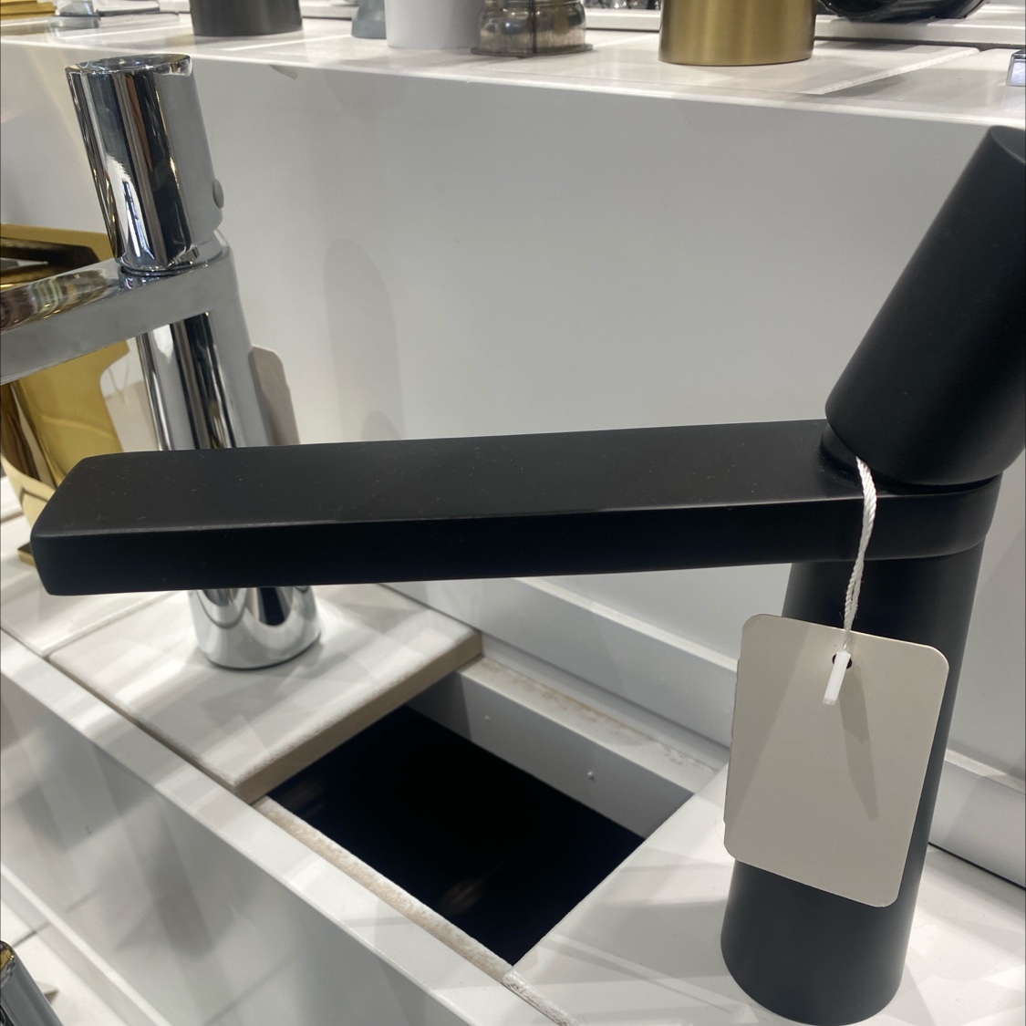 黑色简约高级圆形把手水龙头细节图