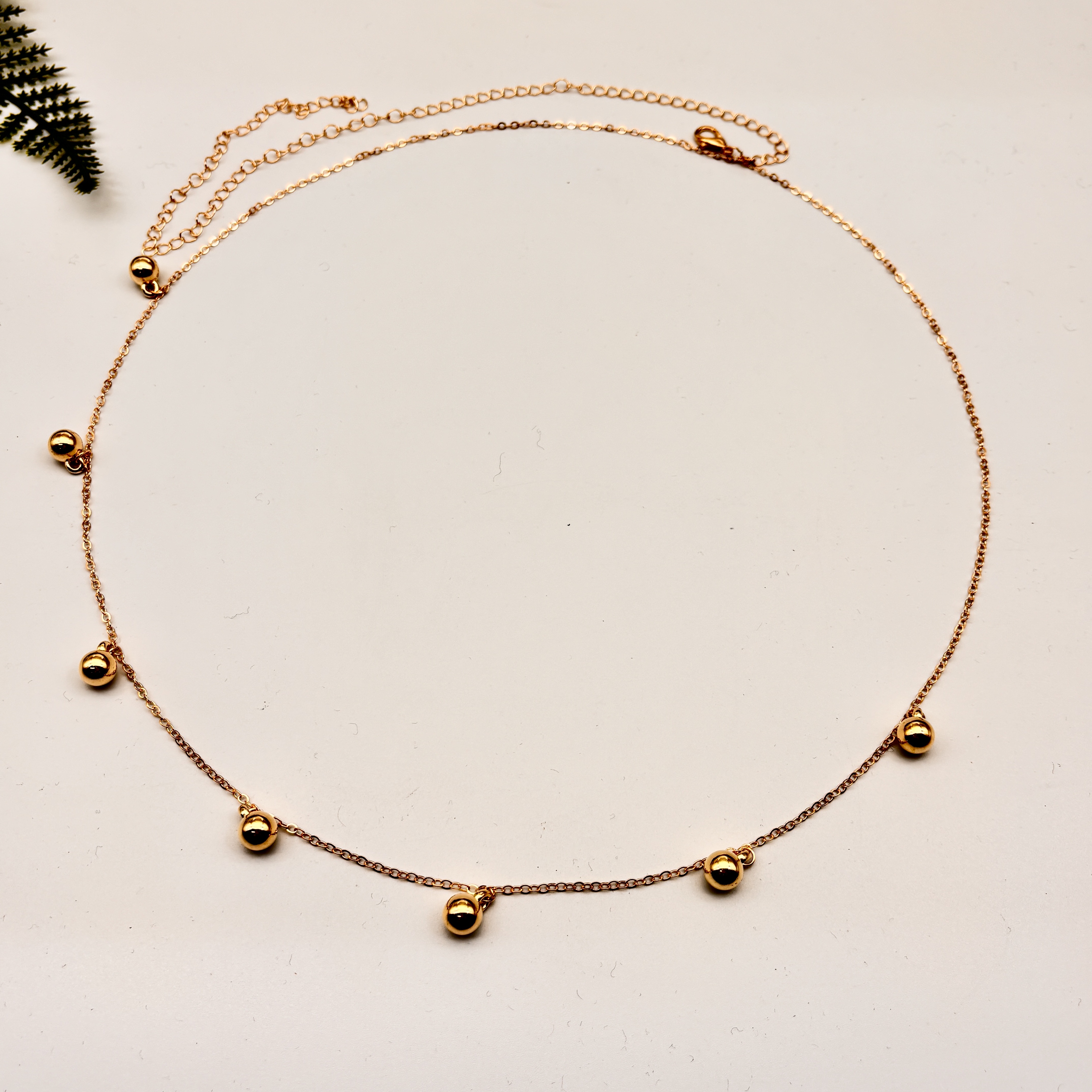 اما النجوم الاوروپية الجديدة فتغطّي خصرها وتنسج على خصرها Specification image