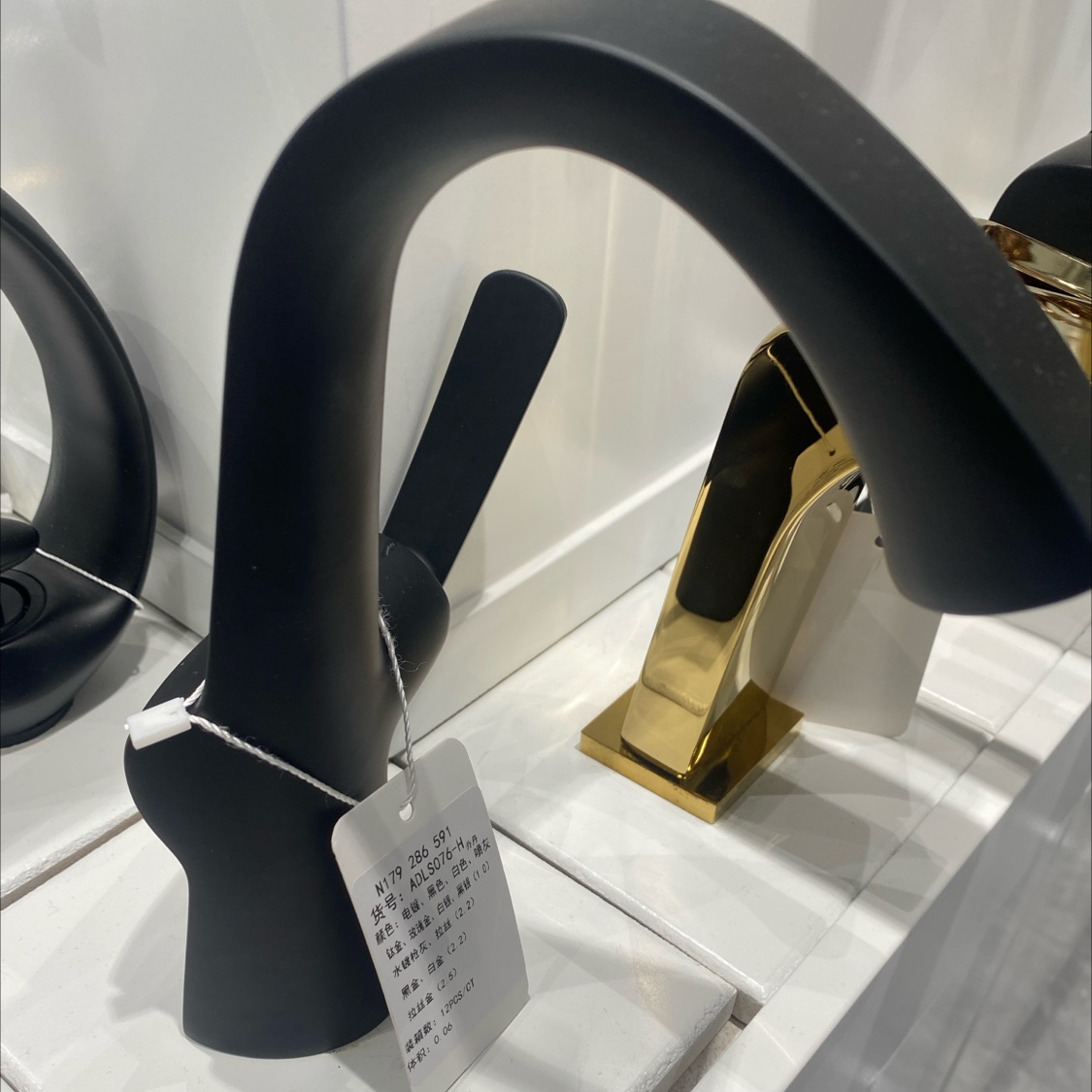 黑色简约日用水龙头产品图