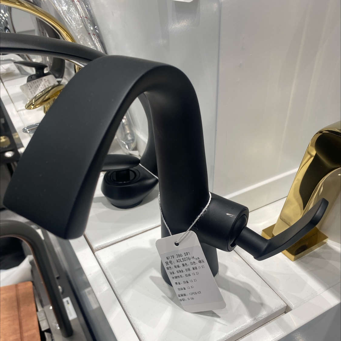 黑色简约日用水龙头细节图