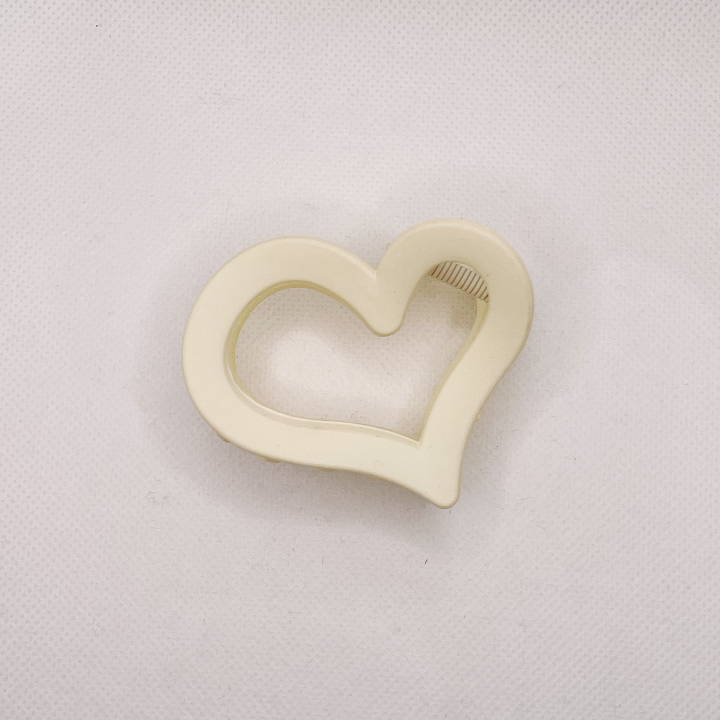 Heart-shaped claw clip, shark clip, high-end feel, heart-shaped design sense hair clip, frosted and hollowed-out back of the head clip, hair accessory and headwear Application Scenario