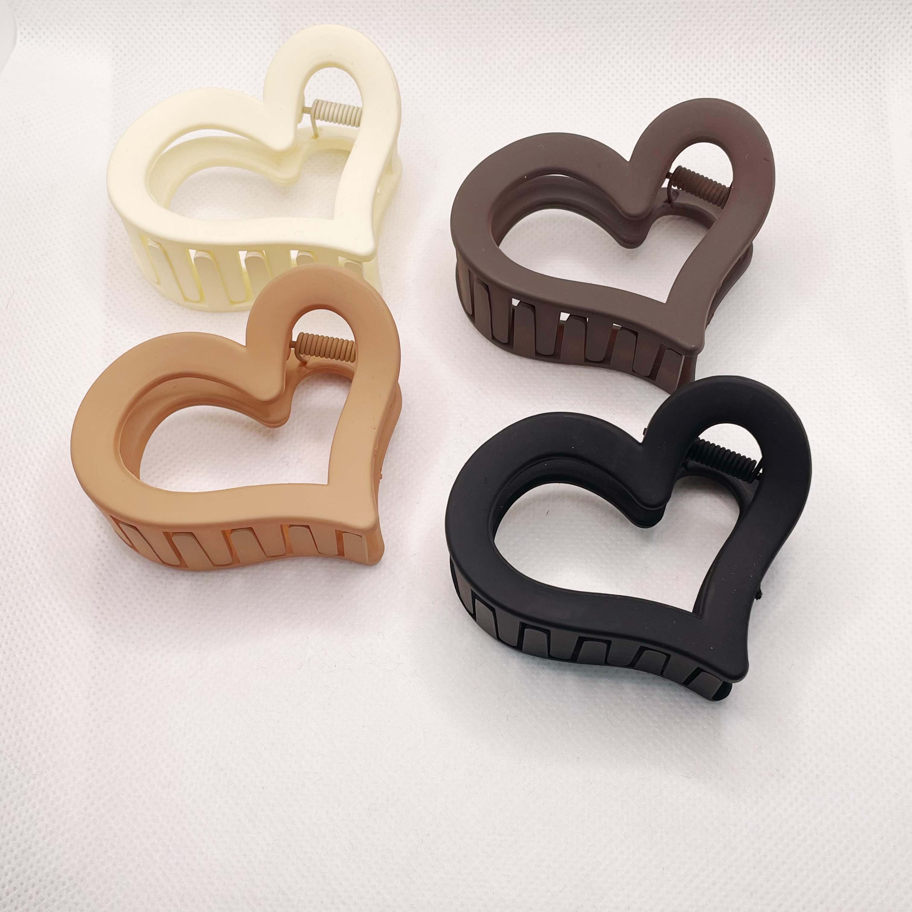 Heart-shaped claw clip, shark clip, high-end feel, heart-shaped design sense hair clip, frosted and hollowed-out back of the head clip, hair accessory and headwear