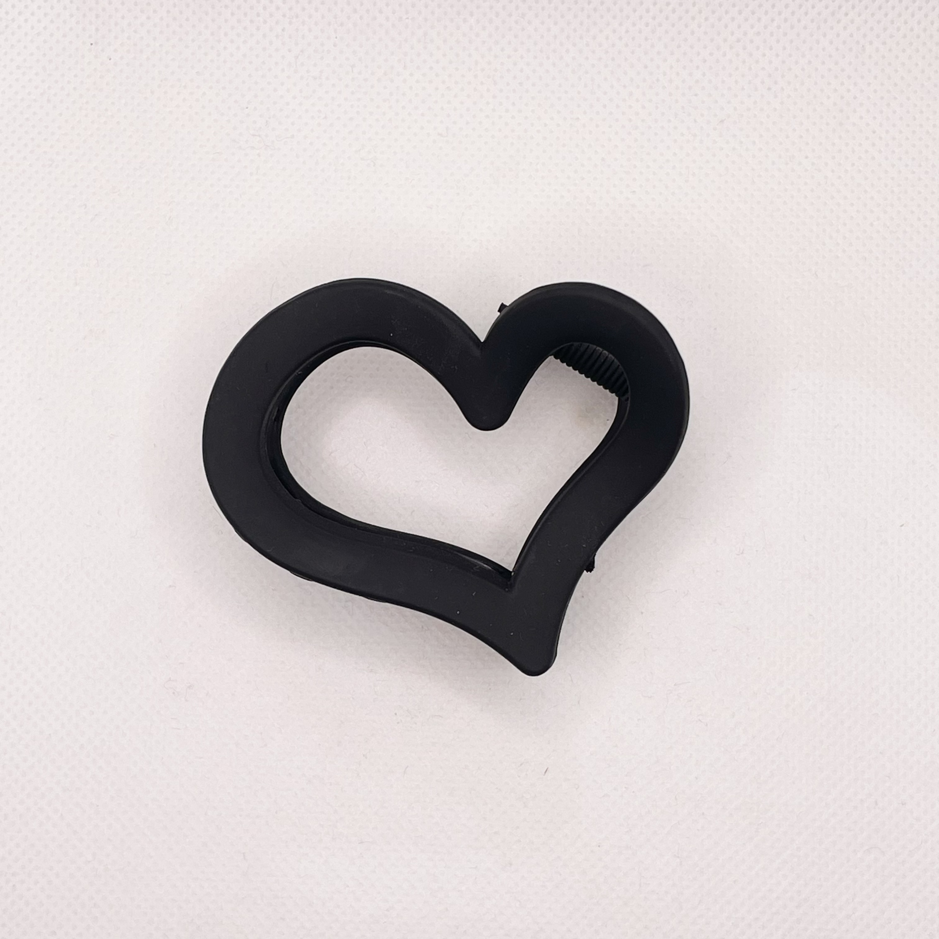 Heart-shaped claw clip, shark clip, high-end feel, heart-shaped design sense hair clip, frosted and hollowed-out back of the head clip, hair accessory and headwear detail image 7