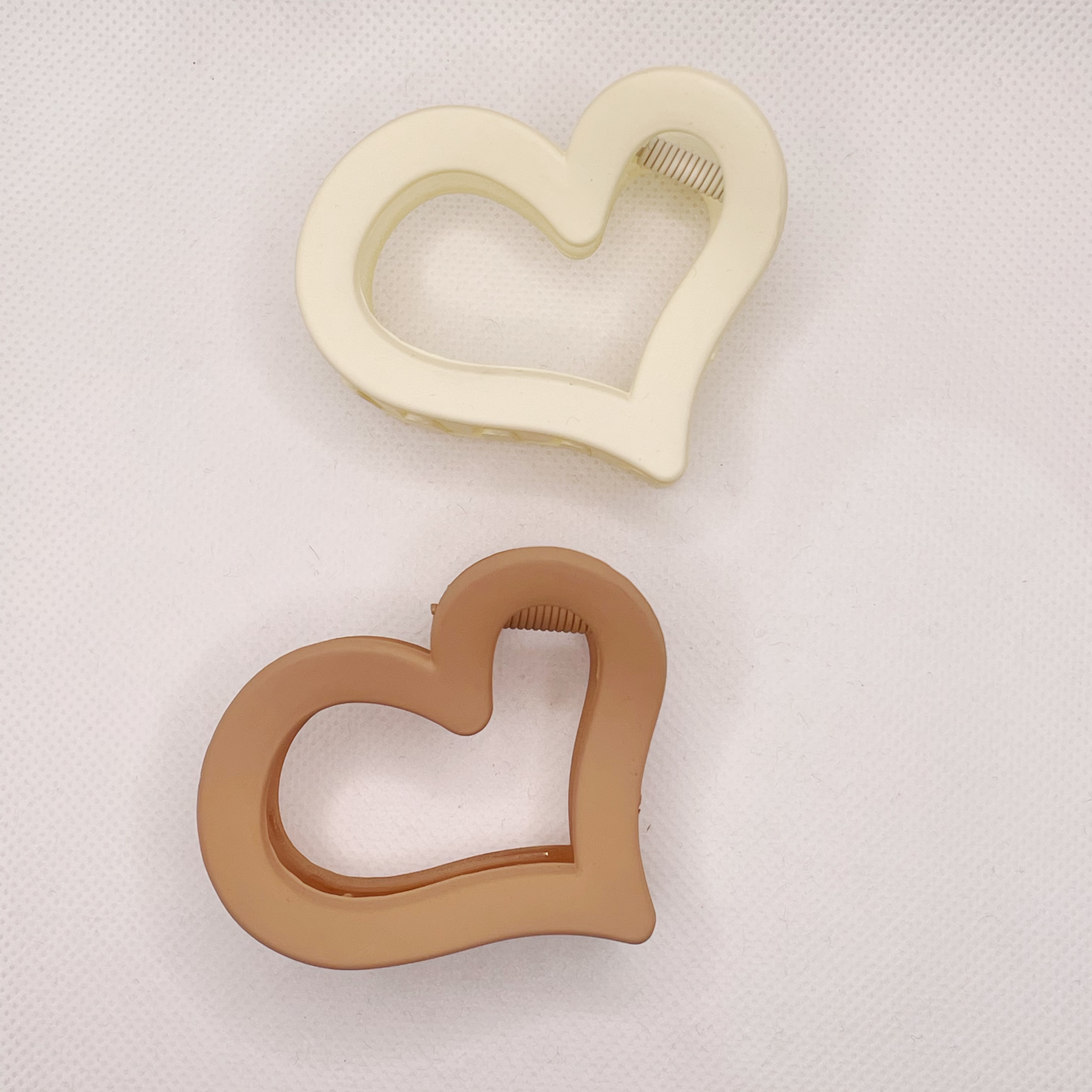 Heart-shaped claw clip, shark clip, high-end feel, heart-shaped design sense hair clip, frosted and hollowed-out back of the head clip, hair accessory and headwear details Picture