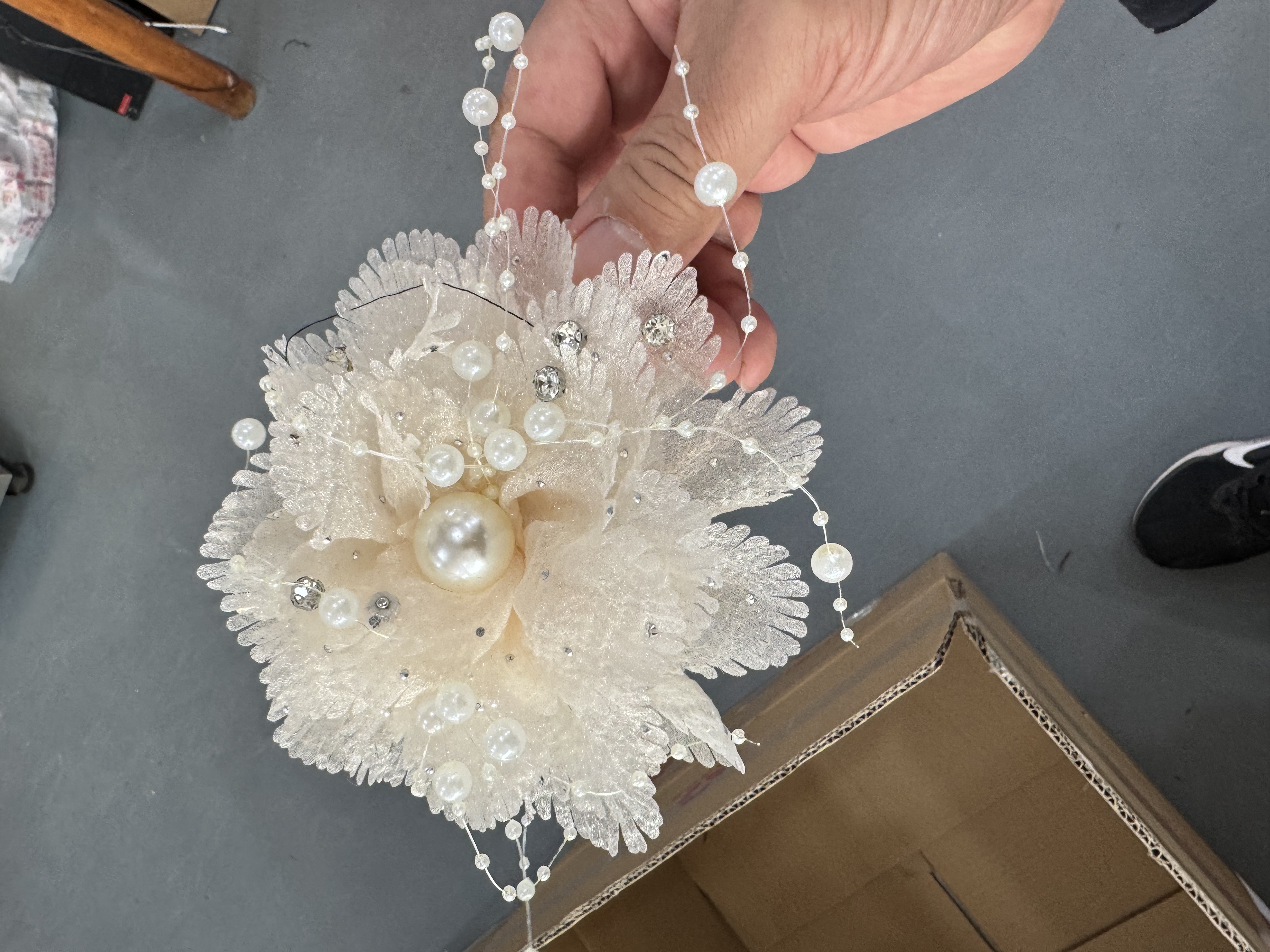 Long-chain flower drill claw clamp