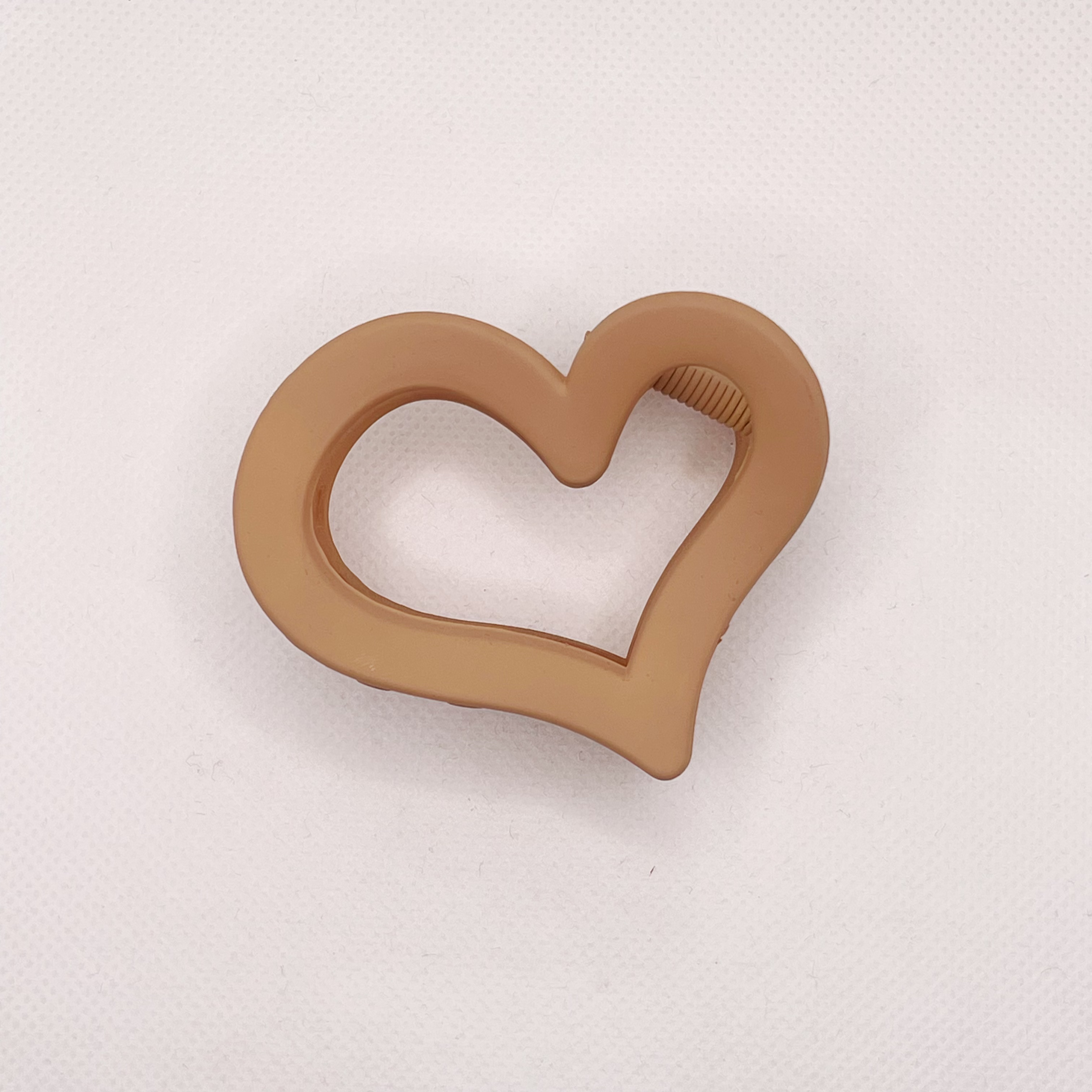 Heart-shaped claw clip, shark clip, high-end feel, heart-shaped design sense hair clip, frosted and hollowed-out back of the head clip, hair accessory and headwear Item Picture