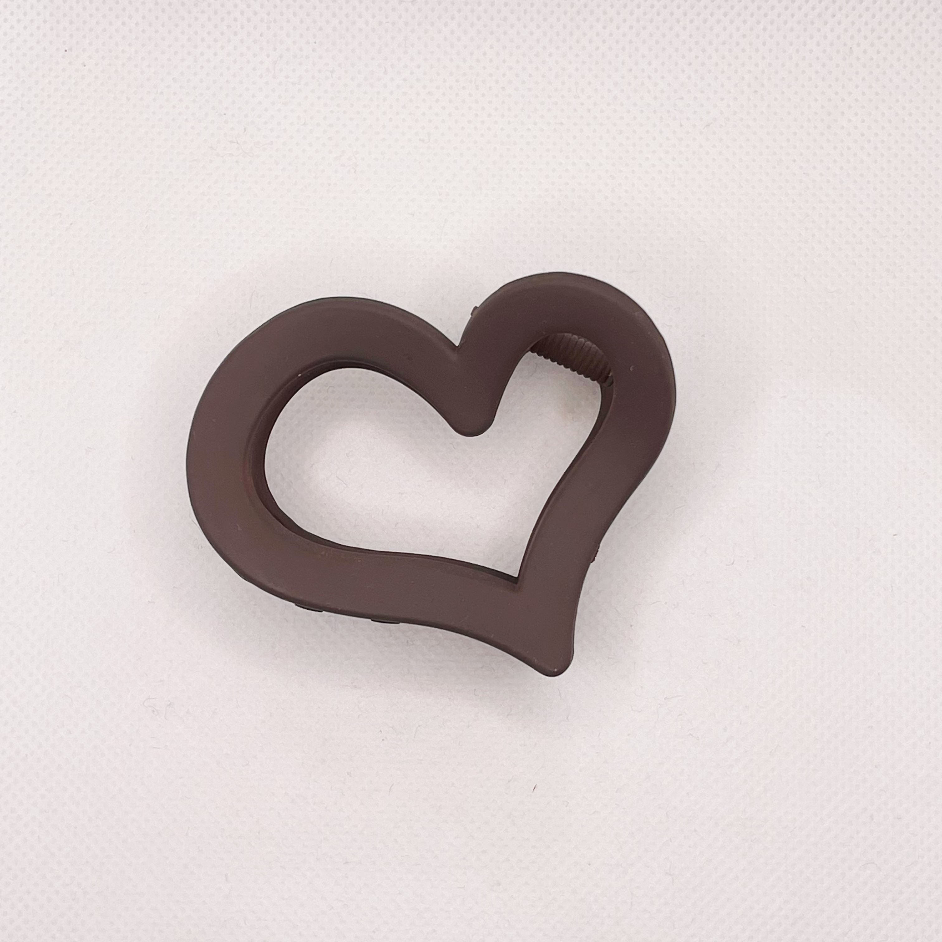 Heart-shaped claw clip, shark clip, high-end feel, heart-shaped design sense hair clip, frosted and hollowed-out back of the head clip, hair accessory and headwear detail image 6