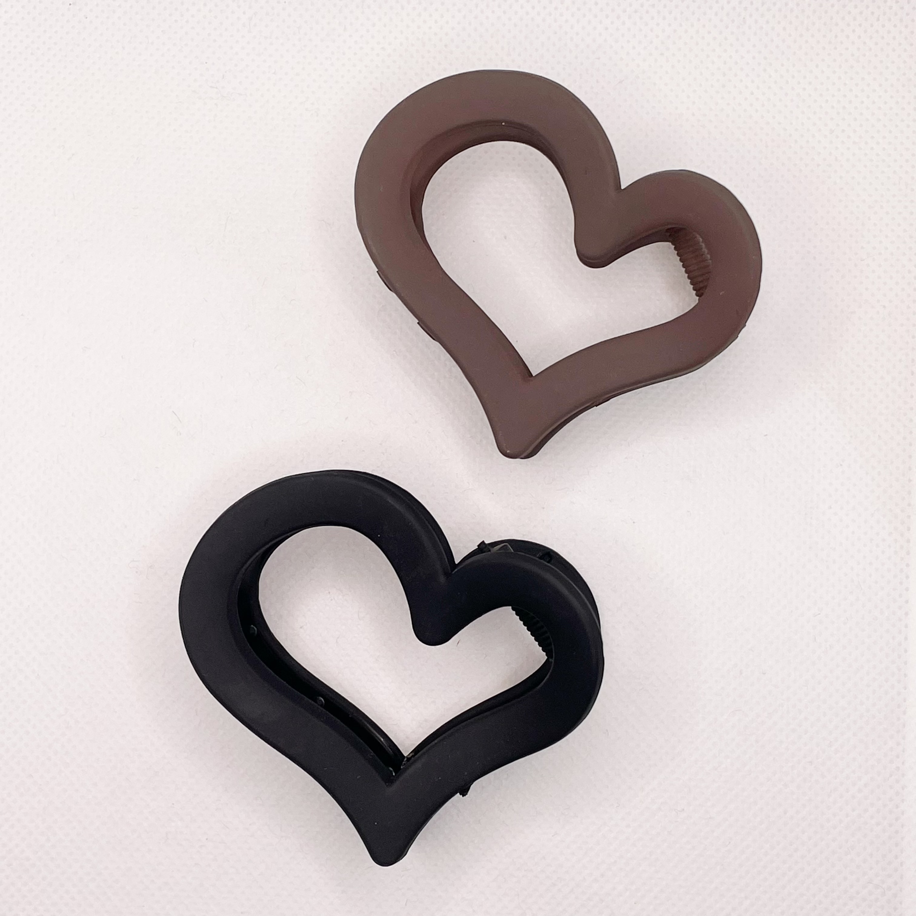 Heart-shaped claw clip, shark clip, high-end feel, heart-shaped design sense hair clip, frosted and hollowed-out back of the head clip, hair accessory and headwear Specification image
