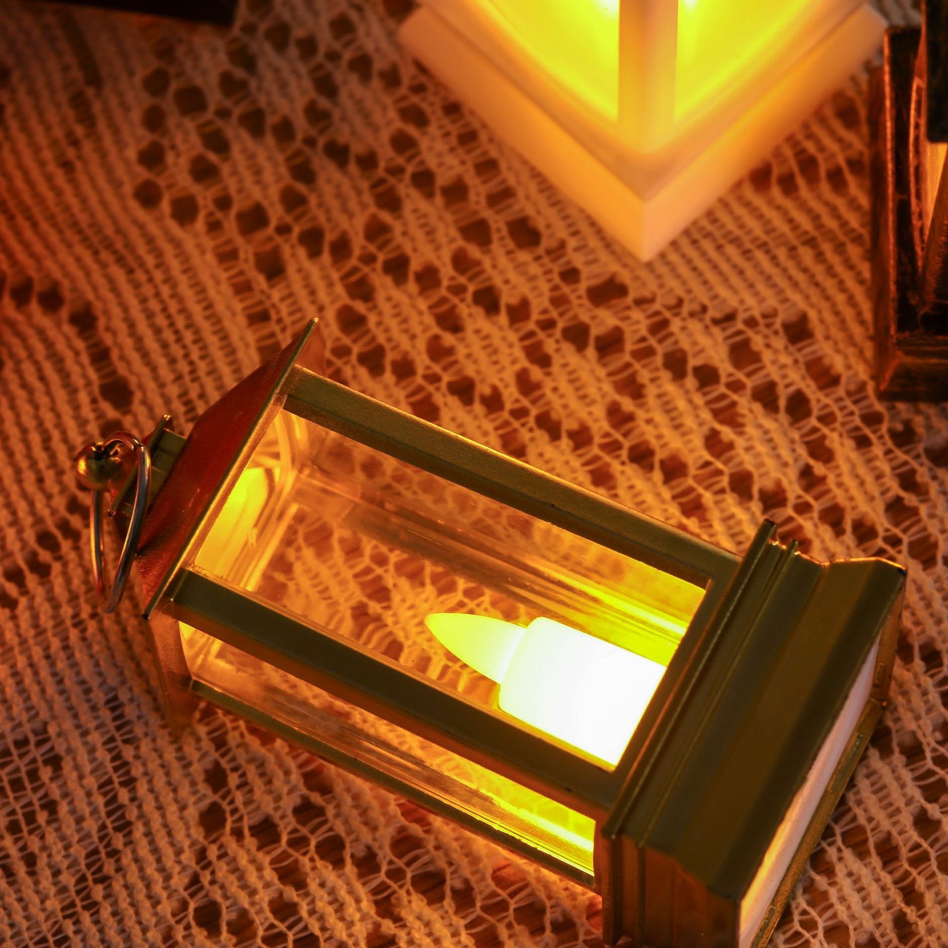 Wholesale of European-style small horse lanterns, retro oil, Halloween mini wind lanterns, electronic candles, atmosphere lights, night lights and ornaments detail image 7