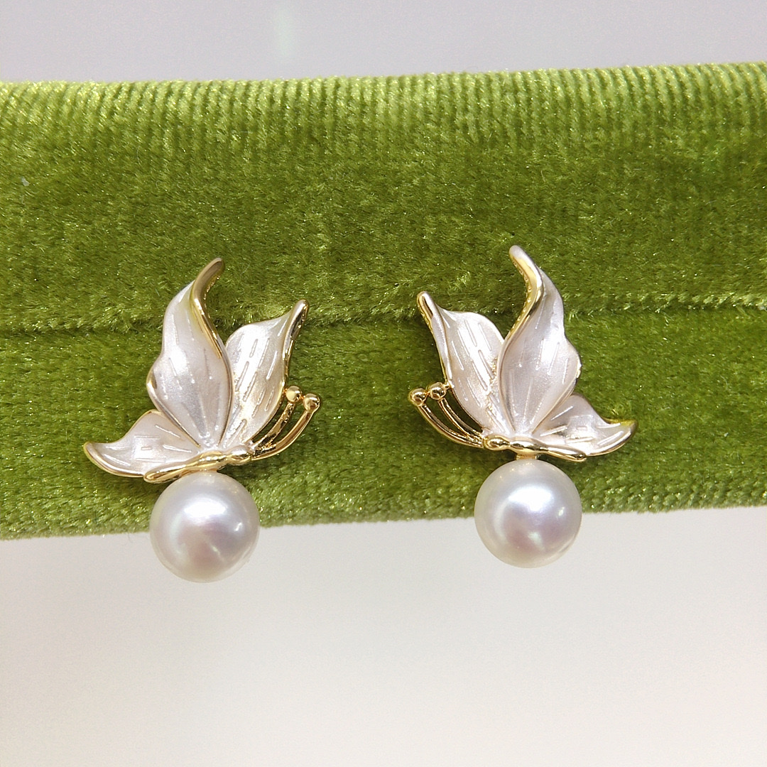 The Yabidai S925 exquisite hand-painted enamel butterfly natural freshwater pearl stud earrings are versatile, elegant, fresh and light luxury earrings detail image 4