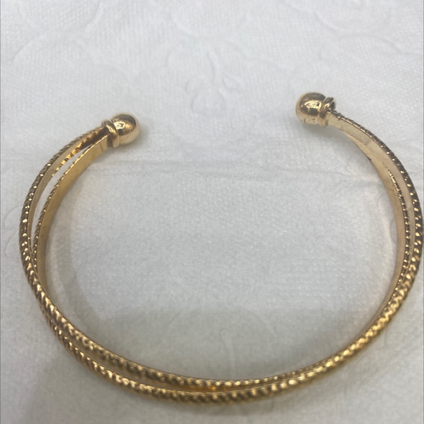 The sand gold bracelet is a noble, elegant and fashionable accessory bracelet. Bracelet detail image 2