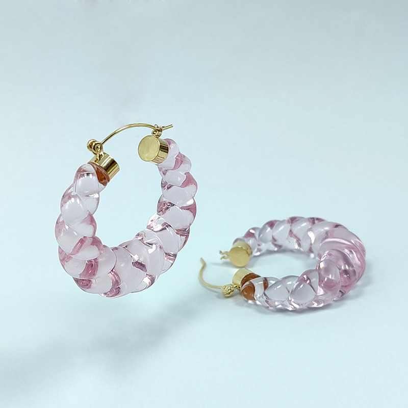 Copper and resin earrings, simple and fashionable earrings, high-quality earrings and accessories, suitable for women to pair with eco-friendly materials and durable accessories Application Scenario
