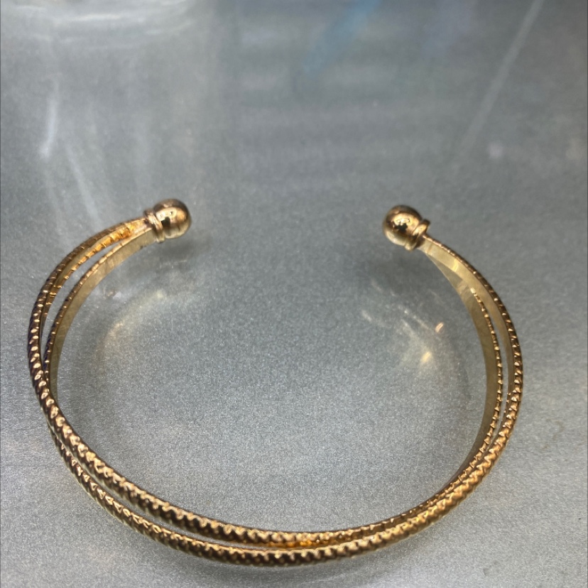 The sand gold bracelet is a noble, elegant and fashionable accessory bracelet. Bracelet details Picture