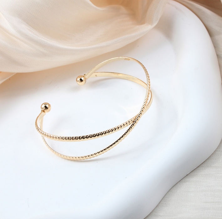 The sand gold bracelet is a noble, elegant and fashionable accessory bracelet. Bracelet