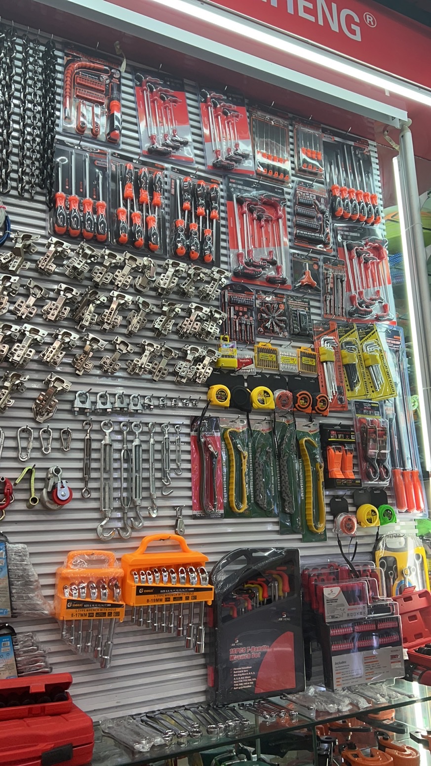 Hinge, screwdriver, screwdriver bit, tape measure, G80 chain 11111