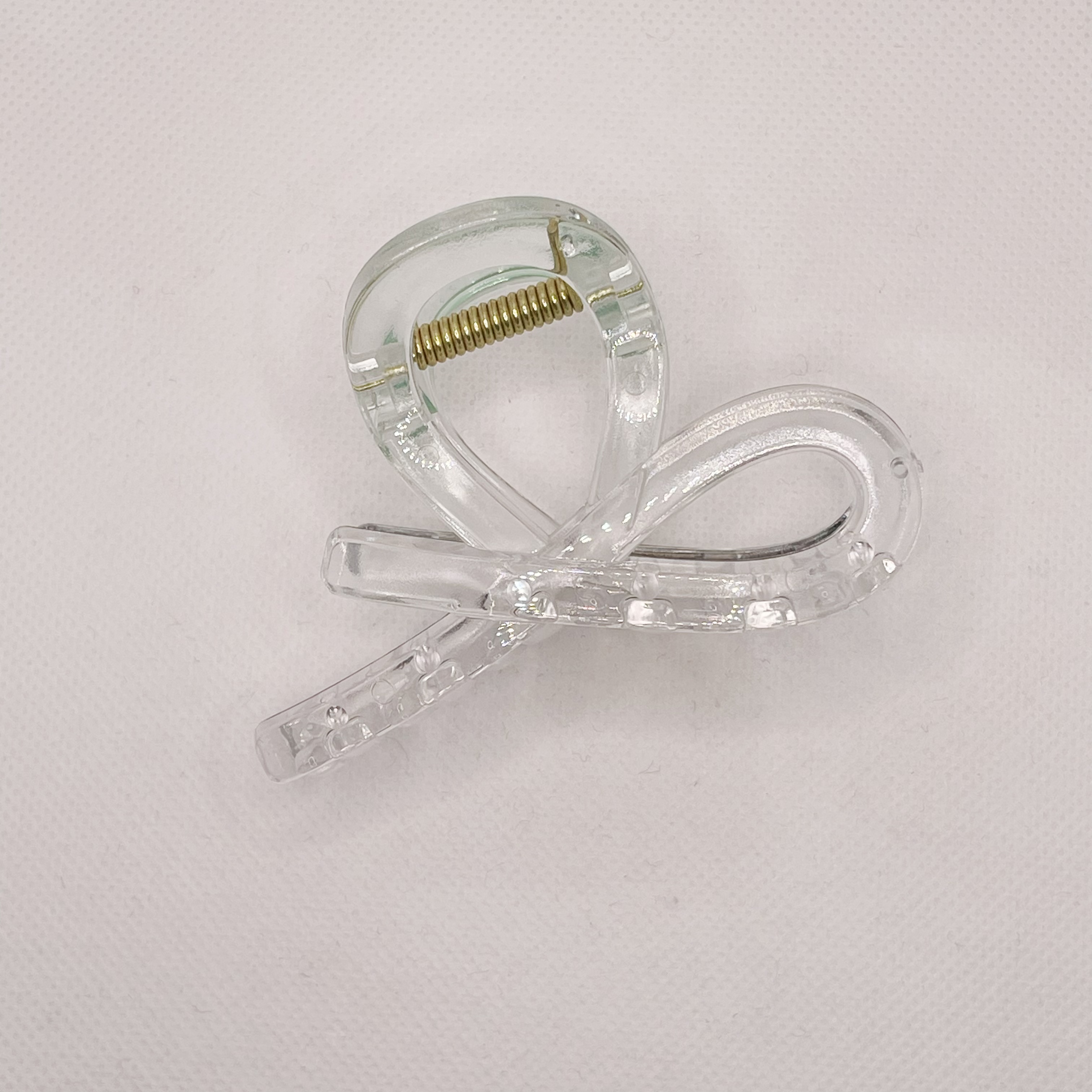 A simple and versatile accessory ~ A jelly-colored gripper with a niche design sense, a sophisticated and high-end look, and a fashionable shark clip for updo Item Picture