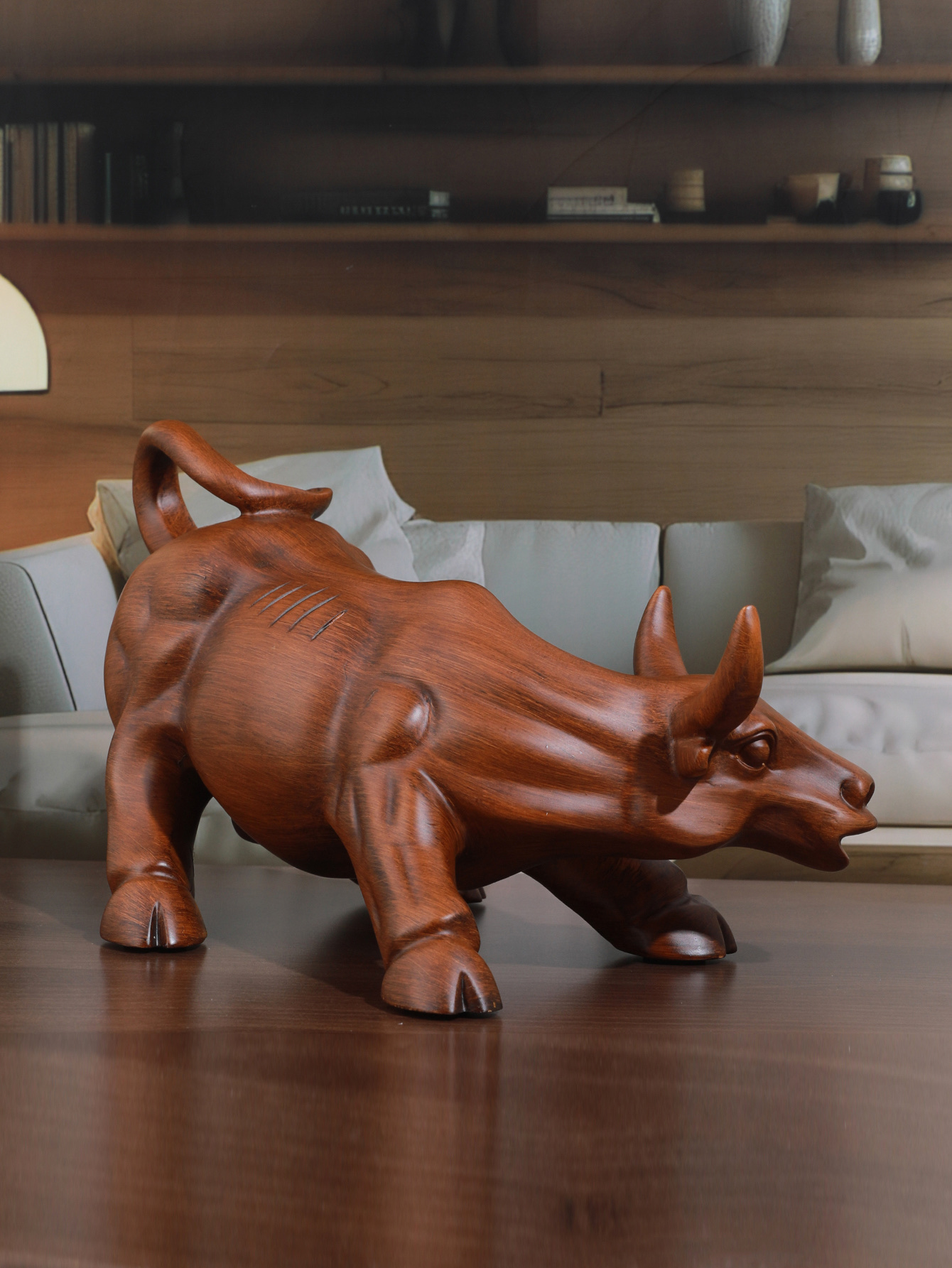 华尔街公牛雕像摆件，树脂工艺品仿檀木色摆件细节图