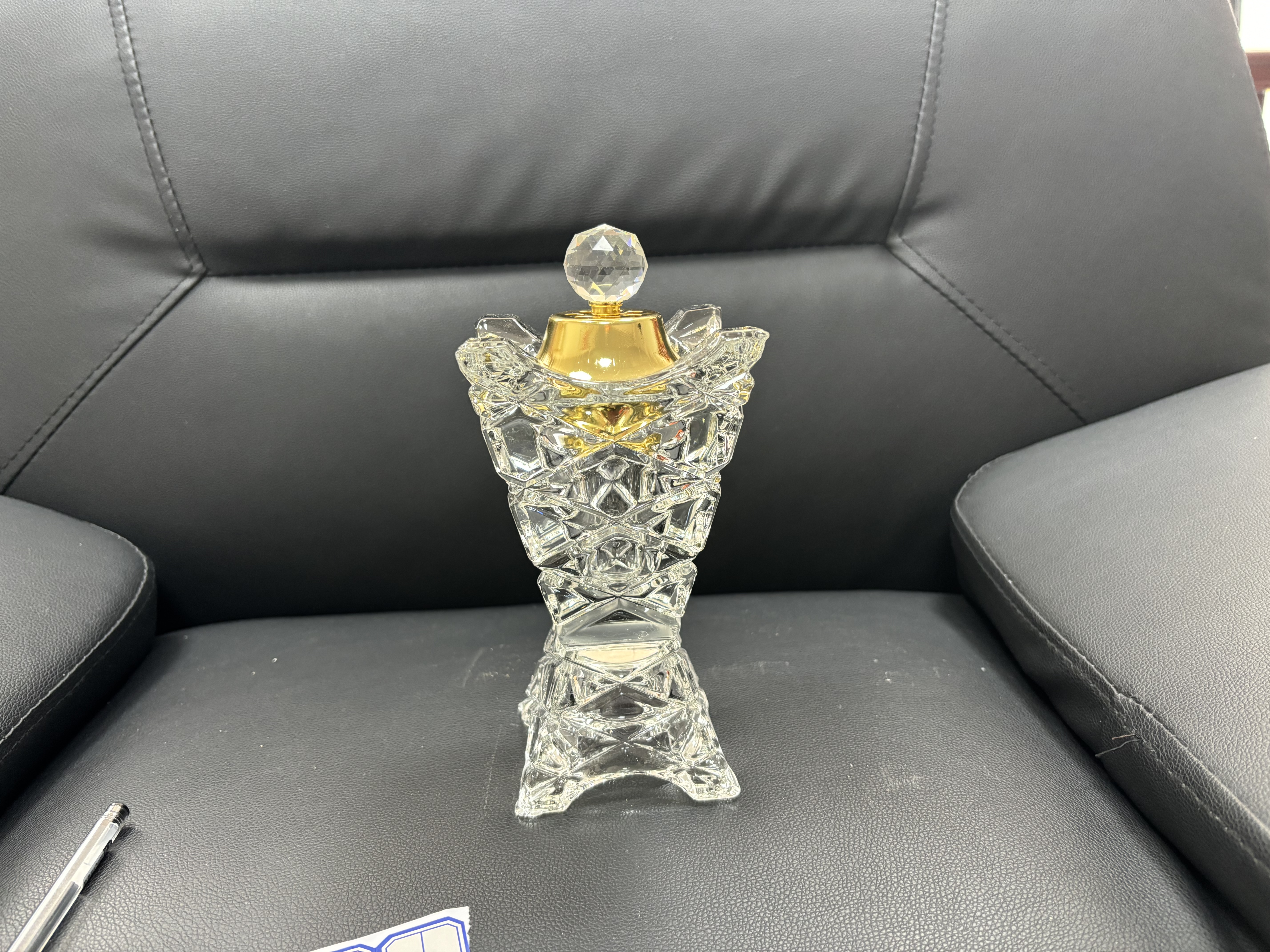 瞧瞧这款水晶烛台✨！当烛火遇上剔透水晶，瞬间开启一场光与影的梦幻舞会。它精选上乘水晶，奖杯奖杯