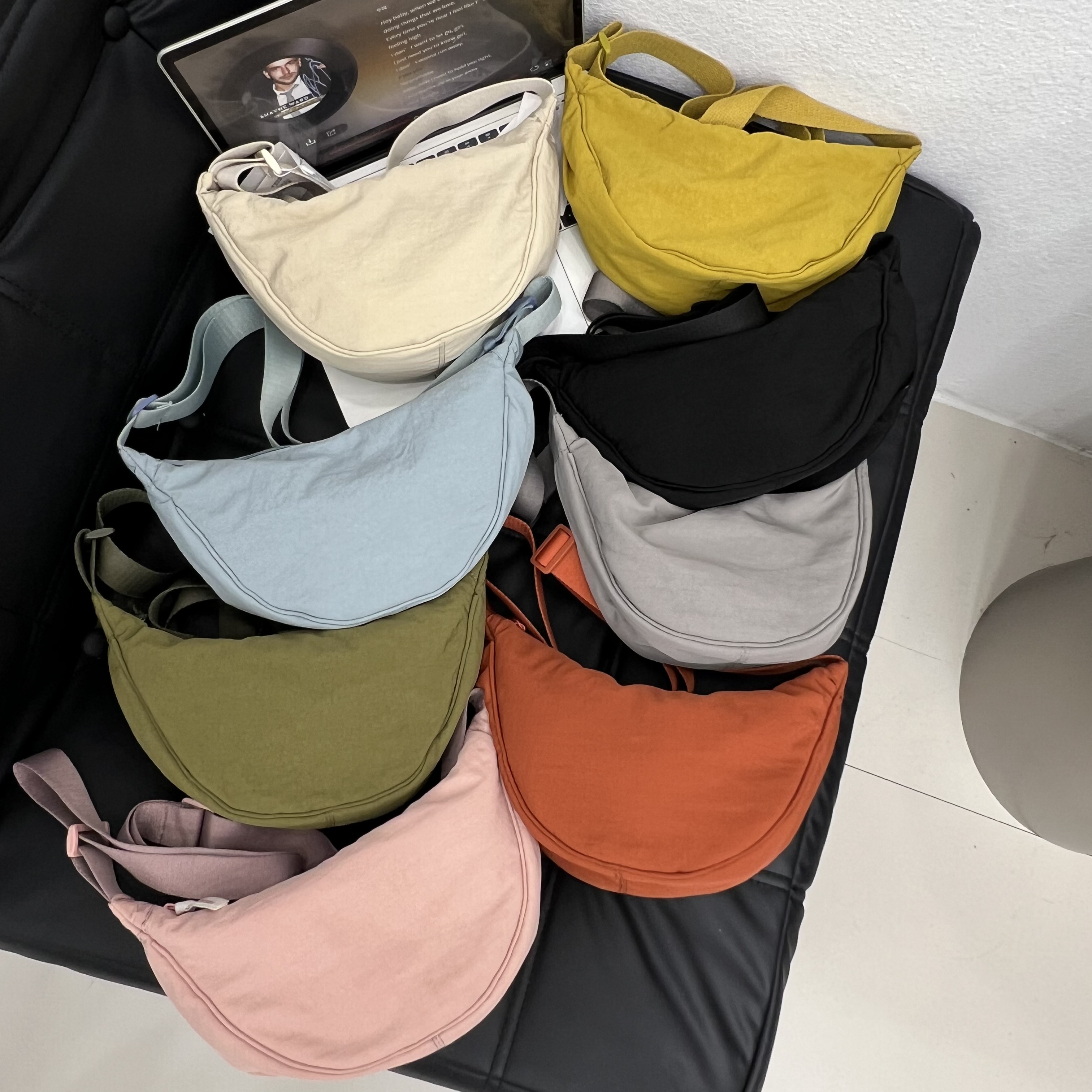 优家同款斜挎包，布艺饺子包拎包