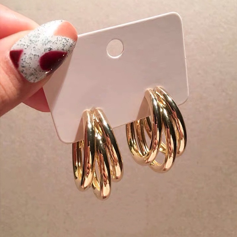 The same golden earrings as Chen Shuting, the "Mad Dog's Wife", are a high-end and niche design of earrings that accentuate a woman's face with exaggerated small ear rings details Picture