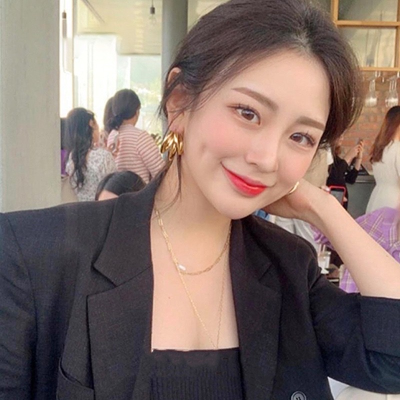 The same golden earrings as Chen Shuting, the "Mad Dog's Wife", are a high-end and niche design of earrings that accentuate a woman's face with exaggerated small ear rings Application Scenario