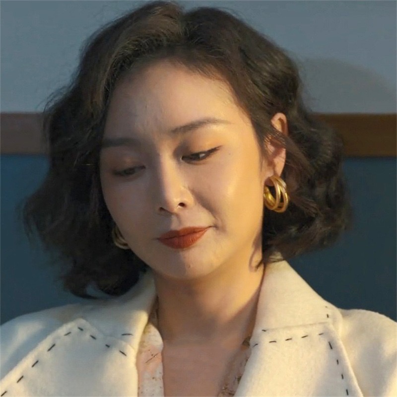 The same golden earrings as Chen Shuting, the "Mad Dog's Wife", are a high-end and niche design of earrings that accentuate a woman's face with exaggerated small ear rings Specification image