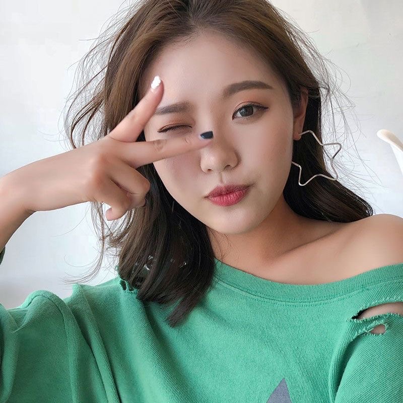 Five-pointed star ear rings, simple and hollowed-out geometric star earrings, individual simple and exaggerated large earrings, European and American style fashionable earrings Specification image