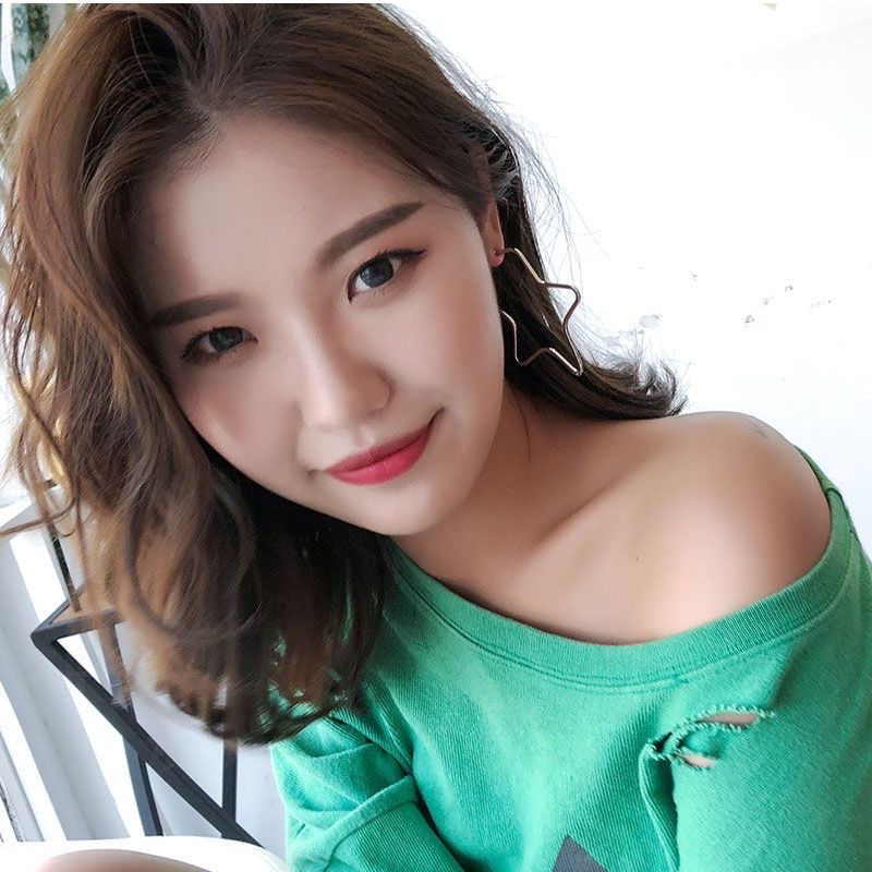 Five-pointed star ear rings, simple and hollowed-out geometric star earrings, individual simple and exaggerated large earrings, European and American style fashionable earrings details Picture