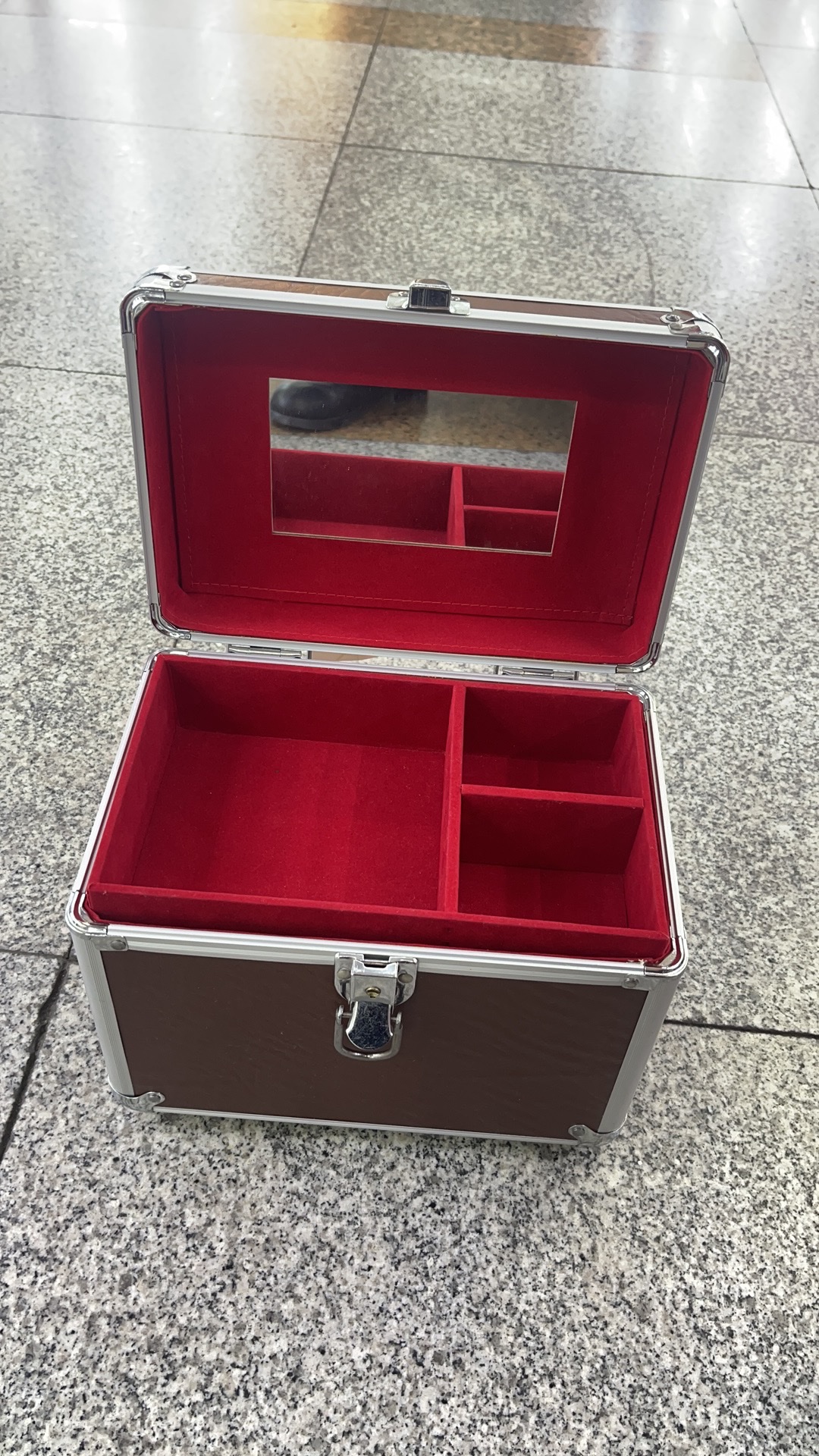 铝合金珠宝首饰盒化妆箱收纳箱礼品盒跟妆工具箱白底实物图