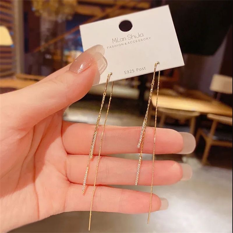 The 2023 new trendy and internet-famous ear line earrings exude an ethereal, high-end and goddess-like charm. The long earrings make round faces look slimmer details Picture