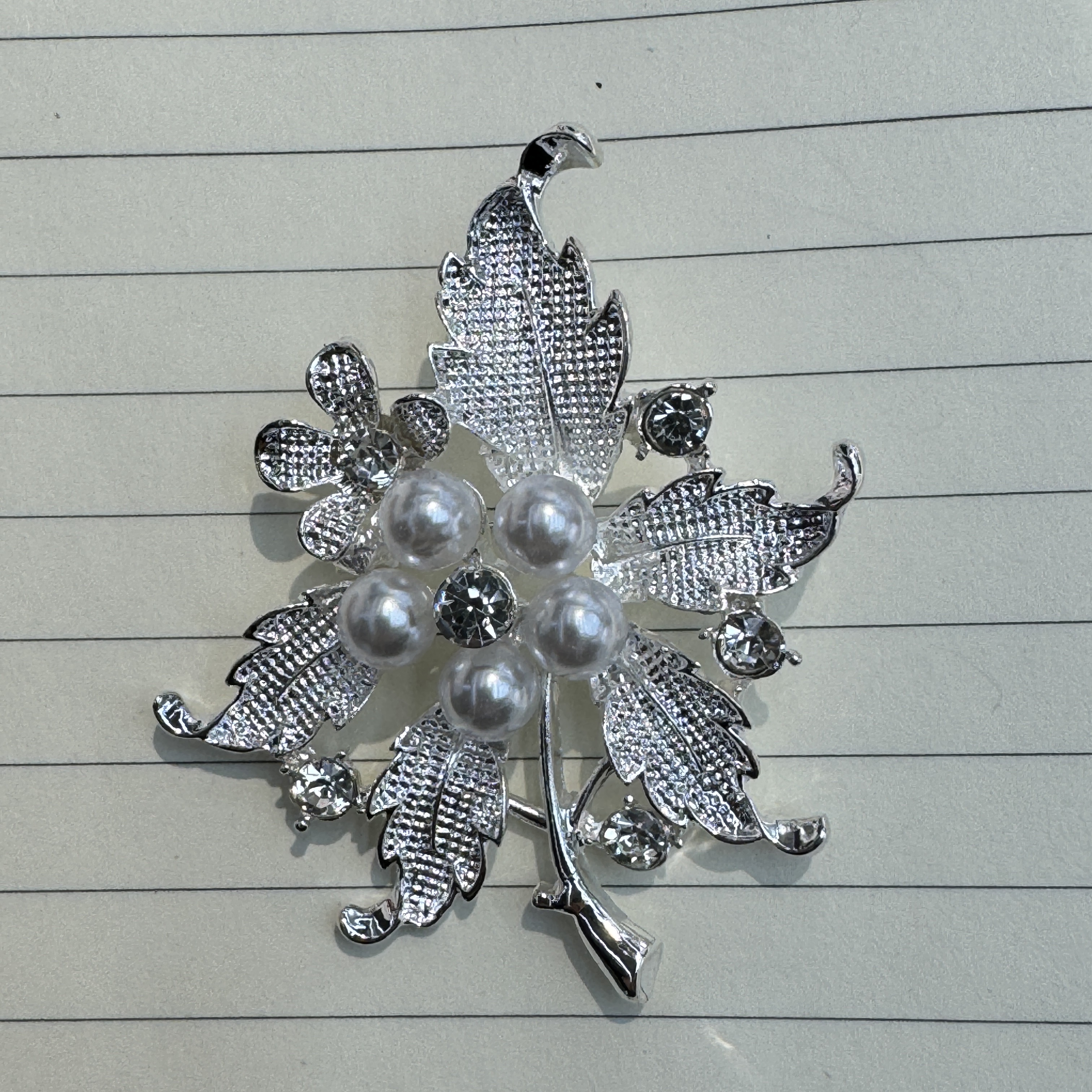 镀银工艺制作珍珠水钻镂空胸针男女通用饰品挂饰细节图