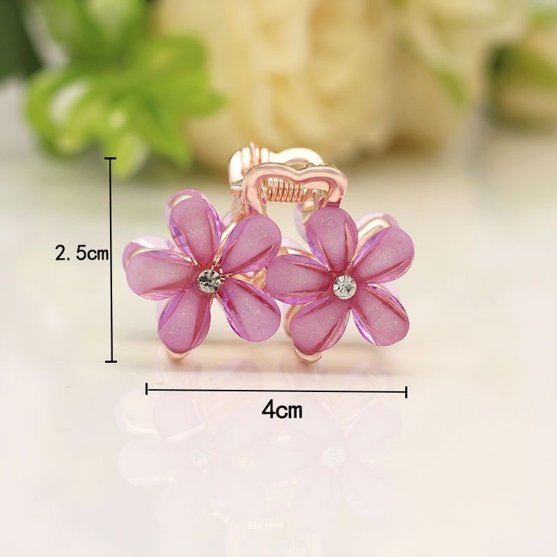 Korean style, water diamond flower, half hair clip at the back of the head, medium-sized, exquisite and high-end, back of the head updo, hair clip, hair accessory, headwear Application Scenario