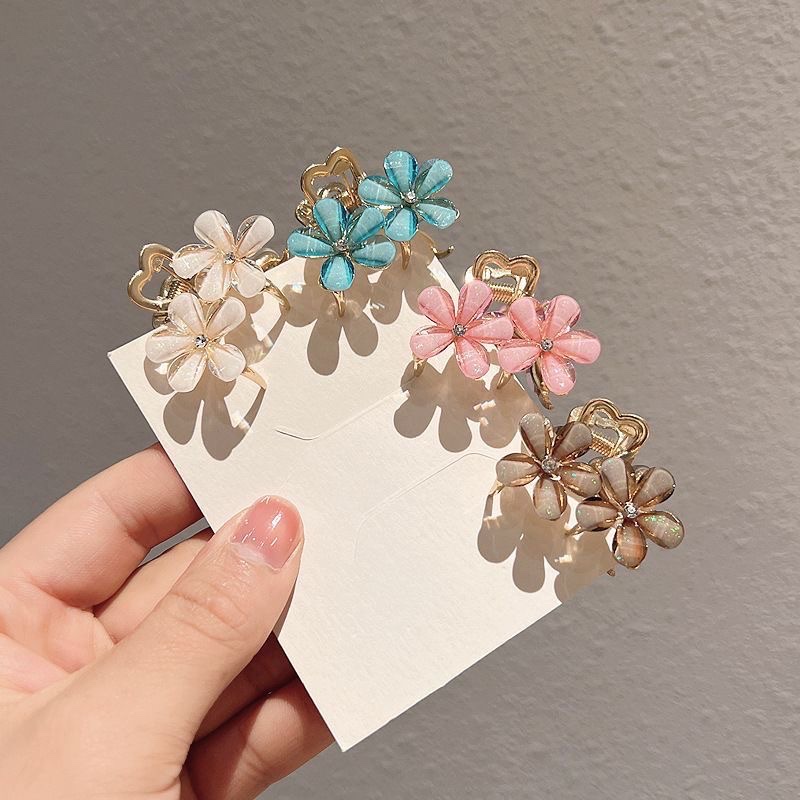 Korean style, water diamond flower, half hair clip at the back of the head, medium-sized, exquisite and high-end, back of the head updo, hair clip, hair accessory, headwear Specification image