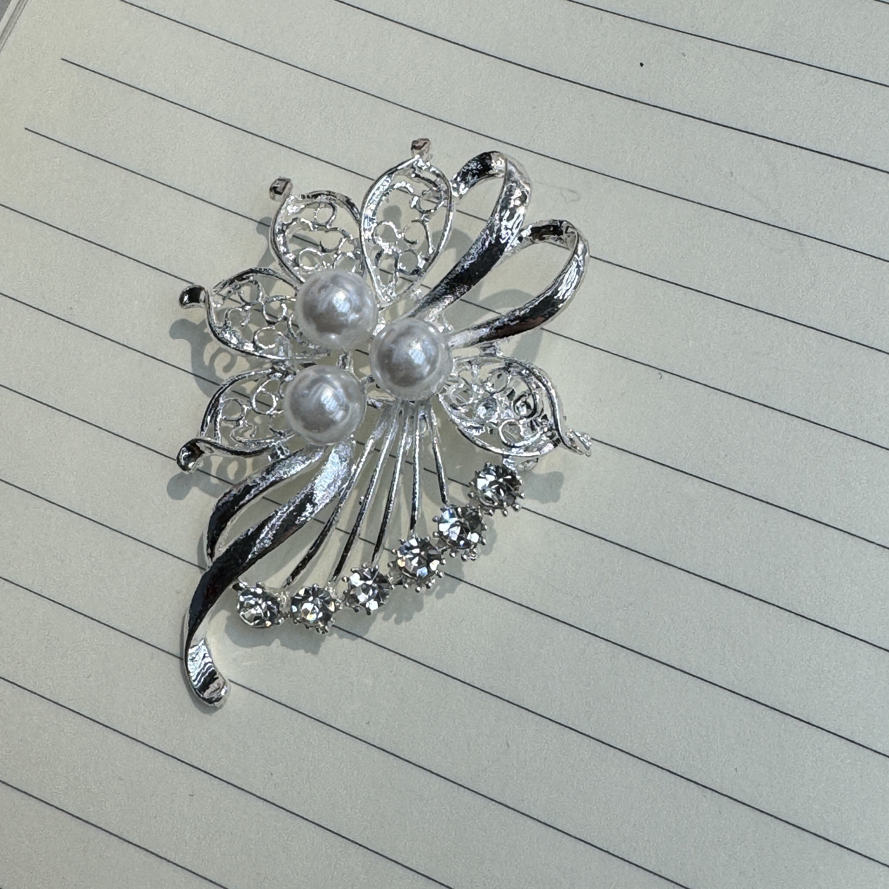 镀银工艺制作珍珠水钻大胸针男女通用饰品挂饰产品图