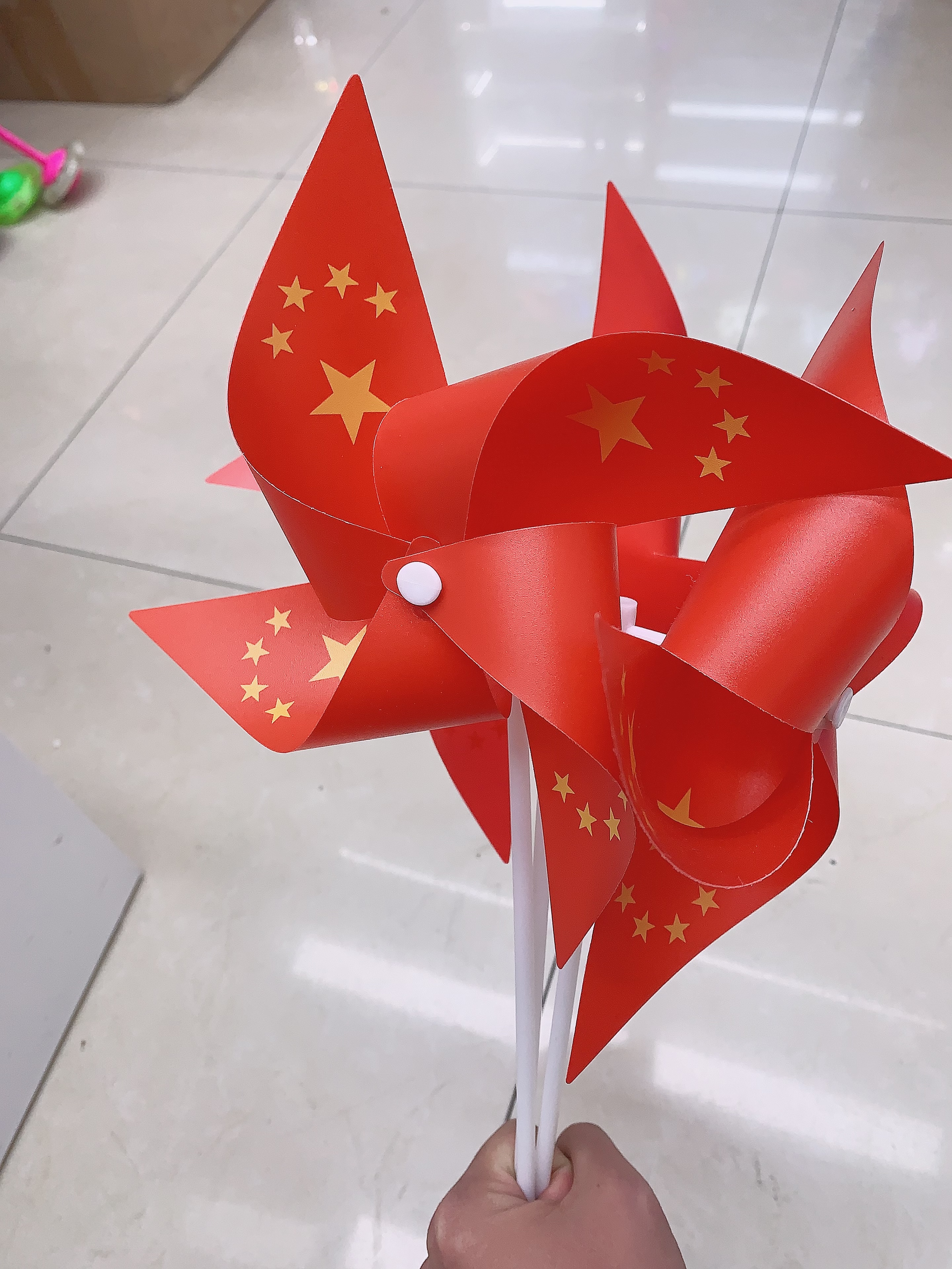 A 23-centimeter four-cornered national flag in the shape of a small windmill, detachable and easy to assemble, is an excellent item for decorating street shops and celebrating activities during the National Day holiday detail image 5