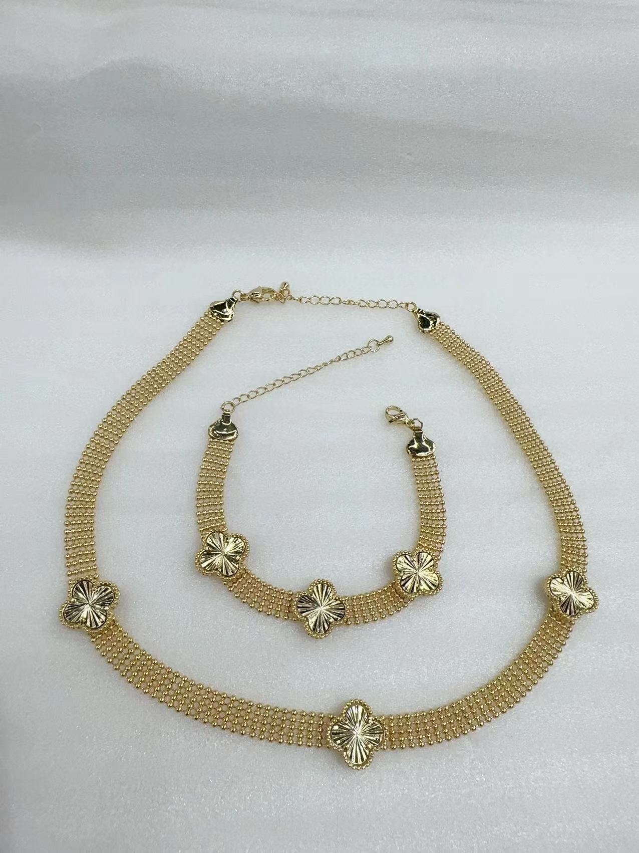 New four-leaf clover necklace 🆚 bracelet. Two colors are available. Copper is in stock details Picture