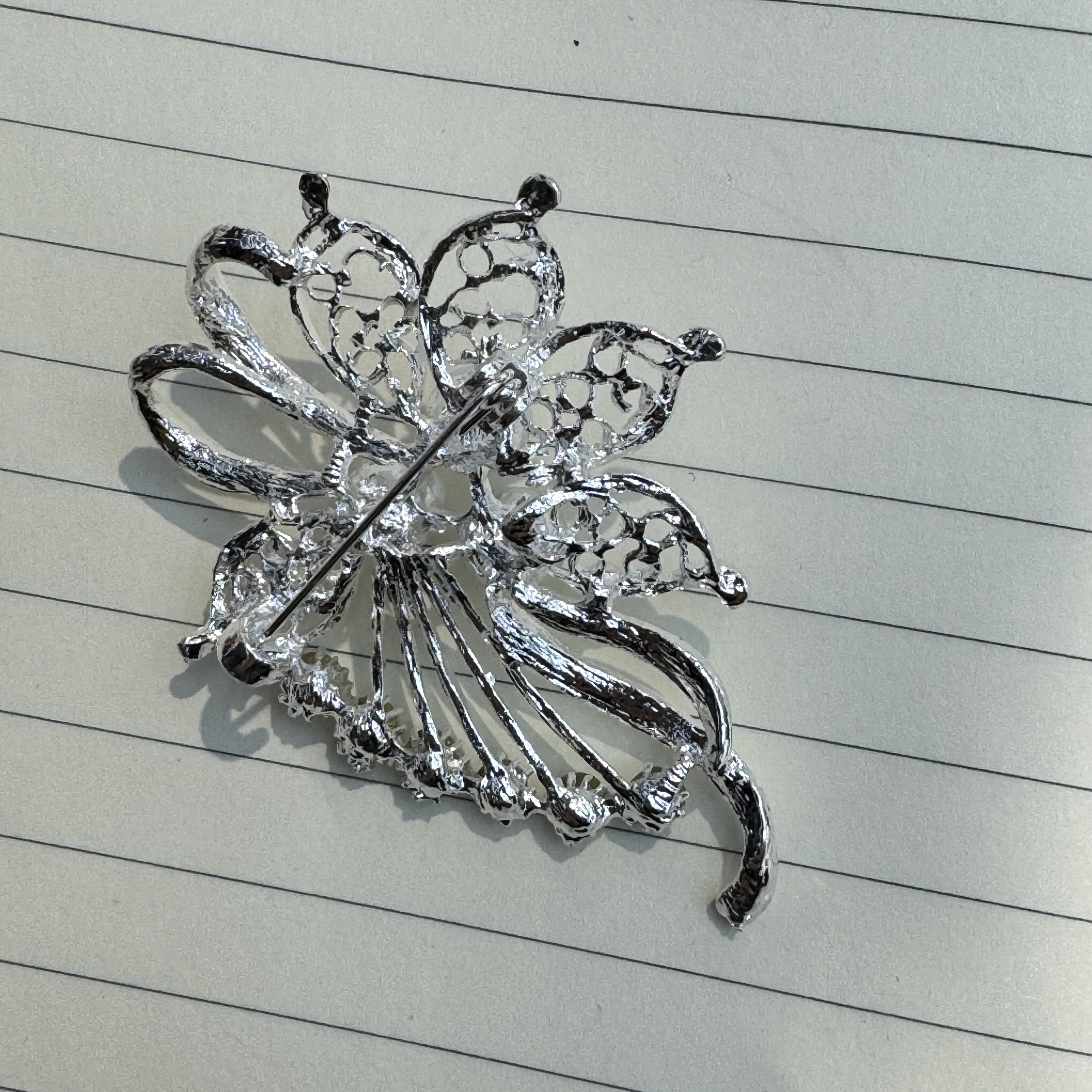 镀银工艺制作珍珠水钻大胸针男女通用饰品挂饰白底实物图