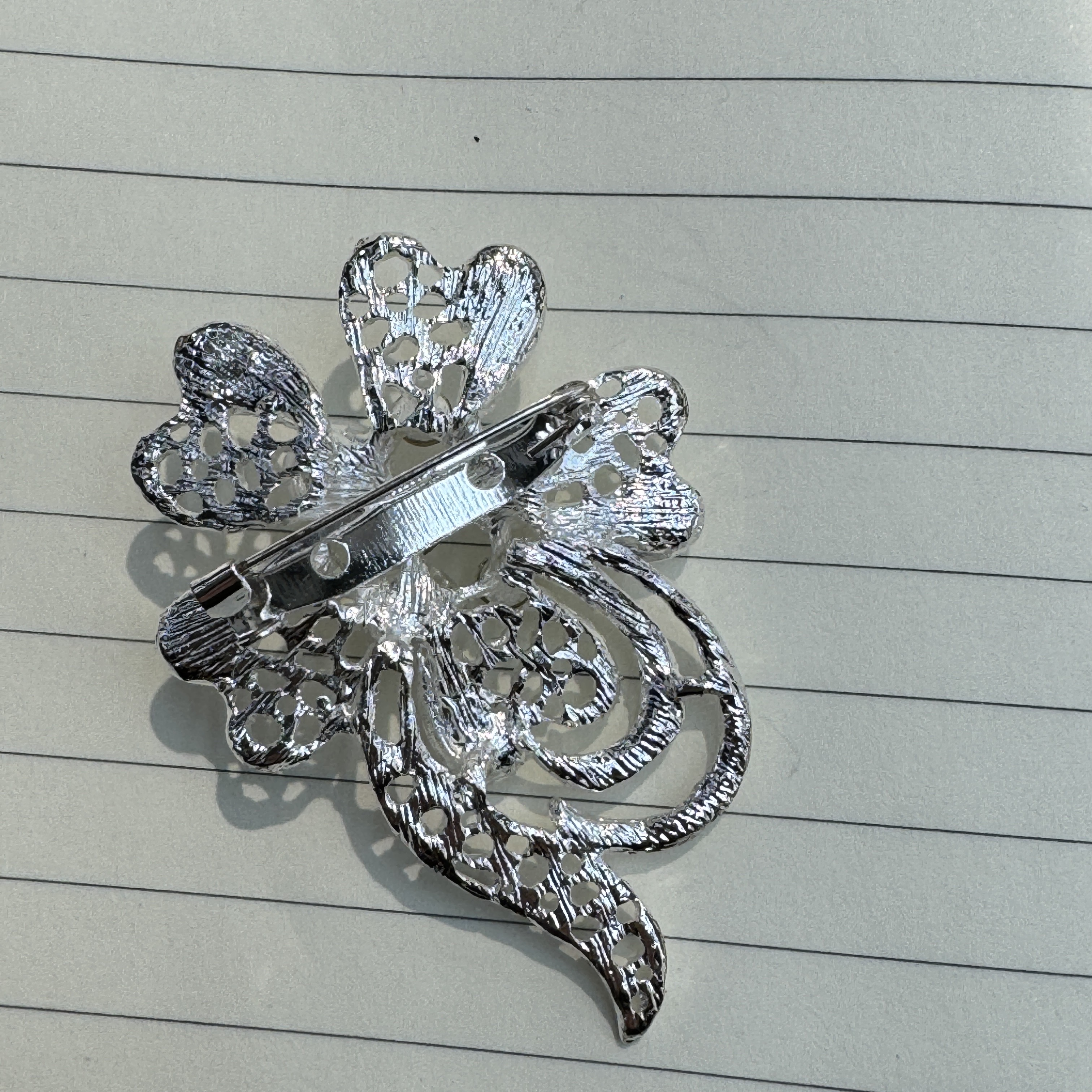 镀银工艺制作珍珠水钻镂空镶嵌大胸针男女通用饰品挂饰白底实物图