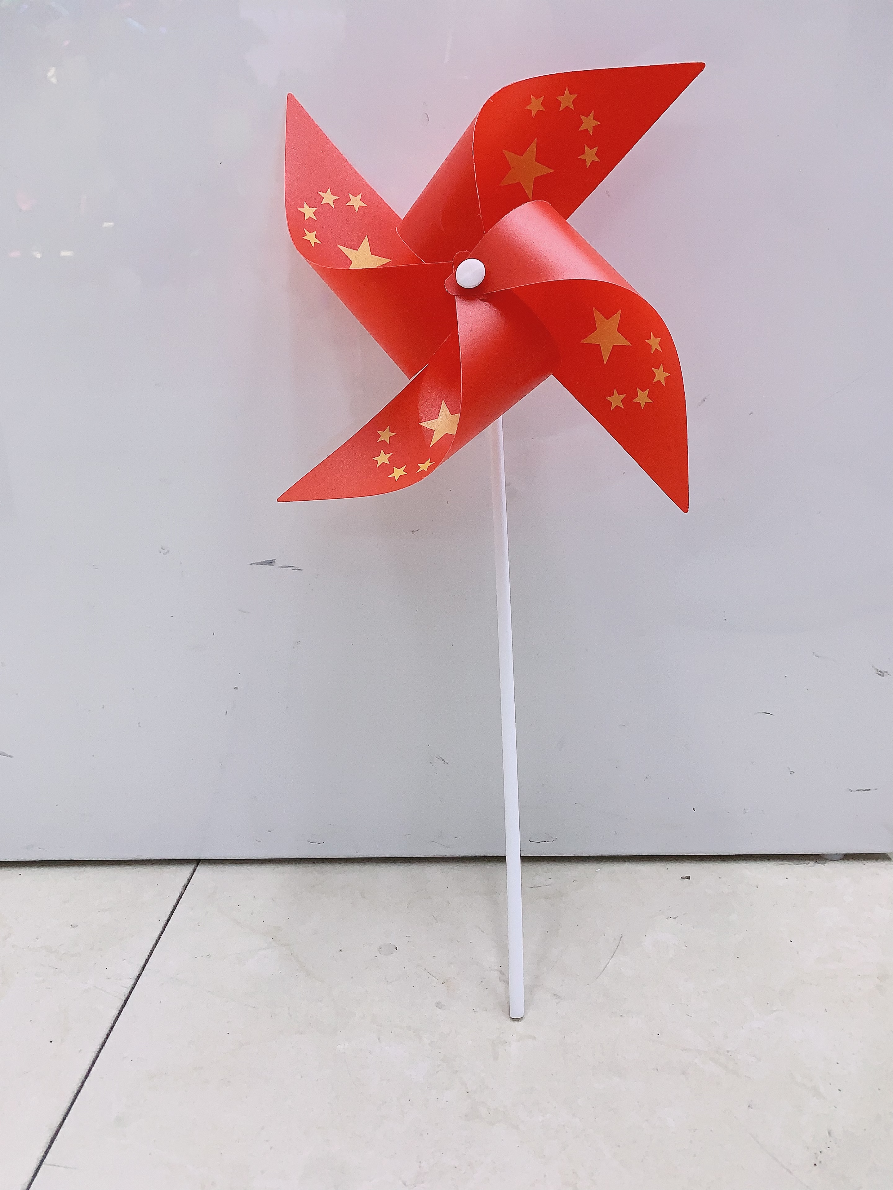 A 23-centimeter four-cornered national flag in the shape of a small windmill, detachable and easy to assemble, is an excellent item for decorating street shops and celebrating activities during the National Day holiday details Picture