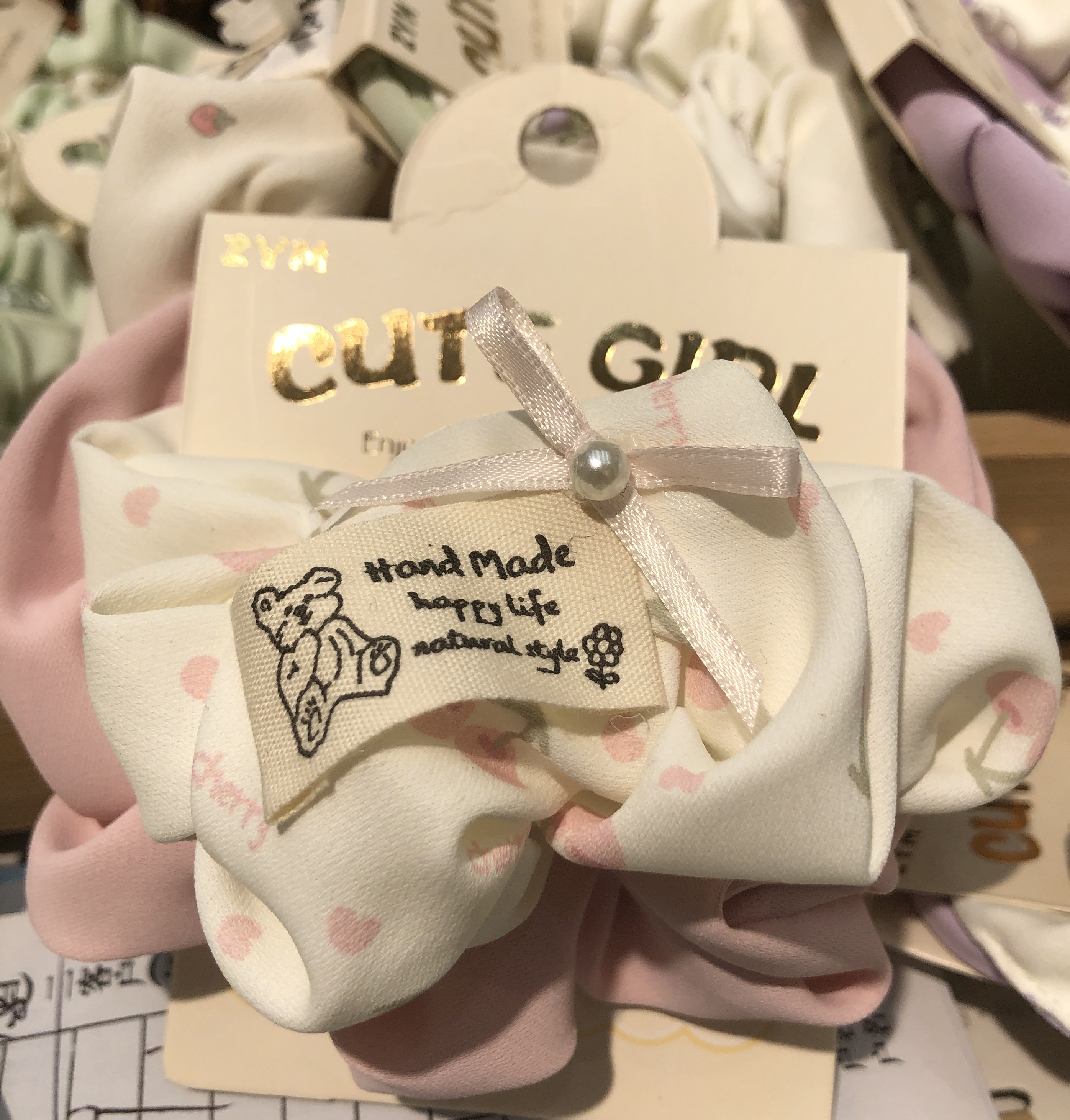 Wholesale of new spring and summer hair accessories: A pair of cute and fresh cartoon bear and flower combinations with large intestine rings and fabric Item Picture