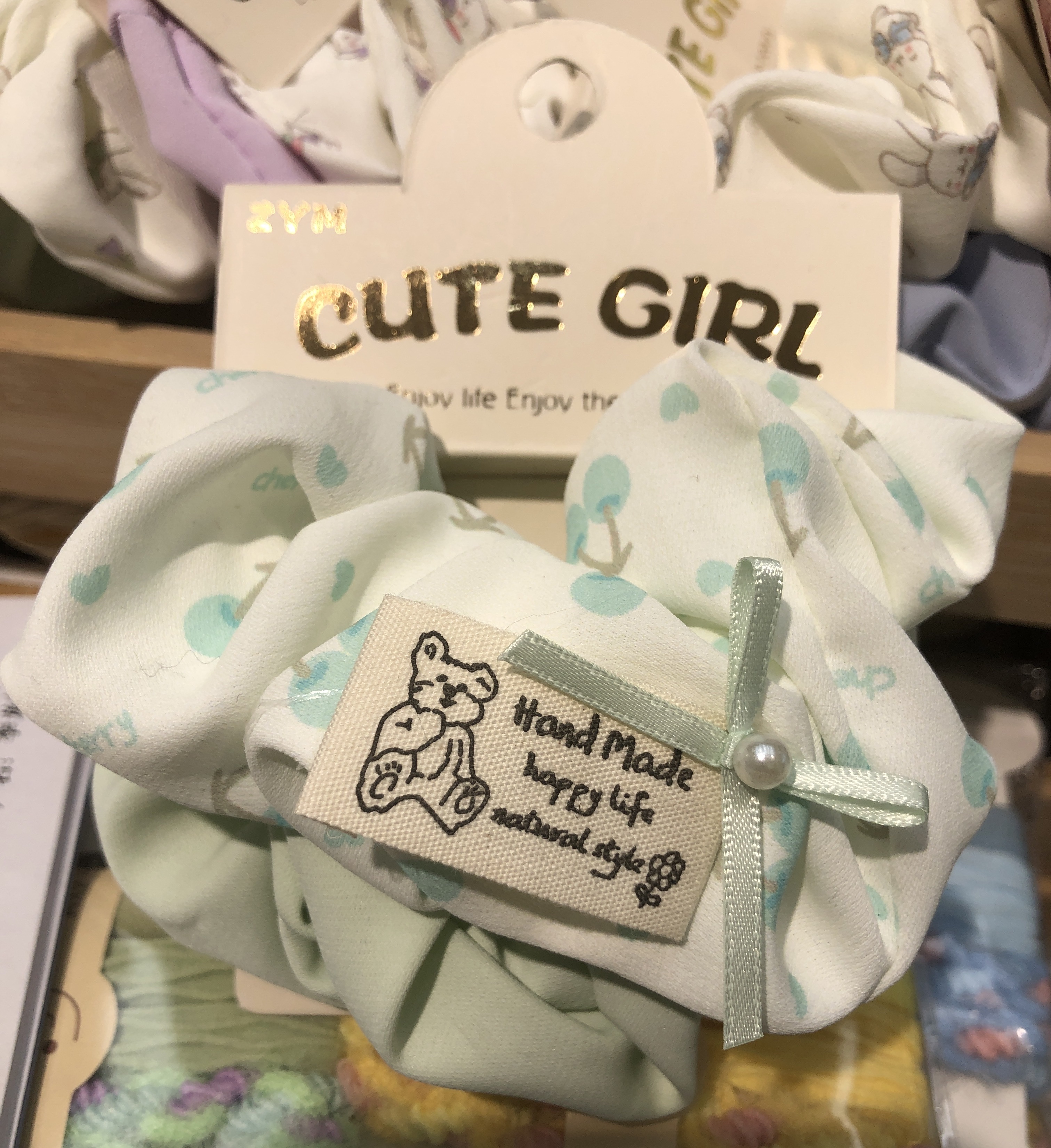 Wholesale of new spring and summer hair accessories: A pair of cute and fresh cartoon bear and flower combinations with large intestine rings and fabric details Picture