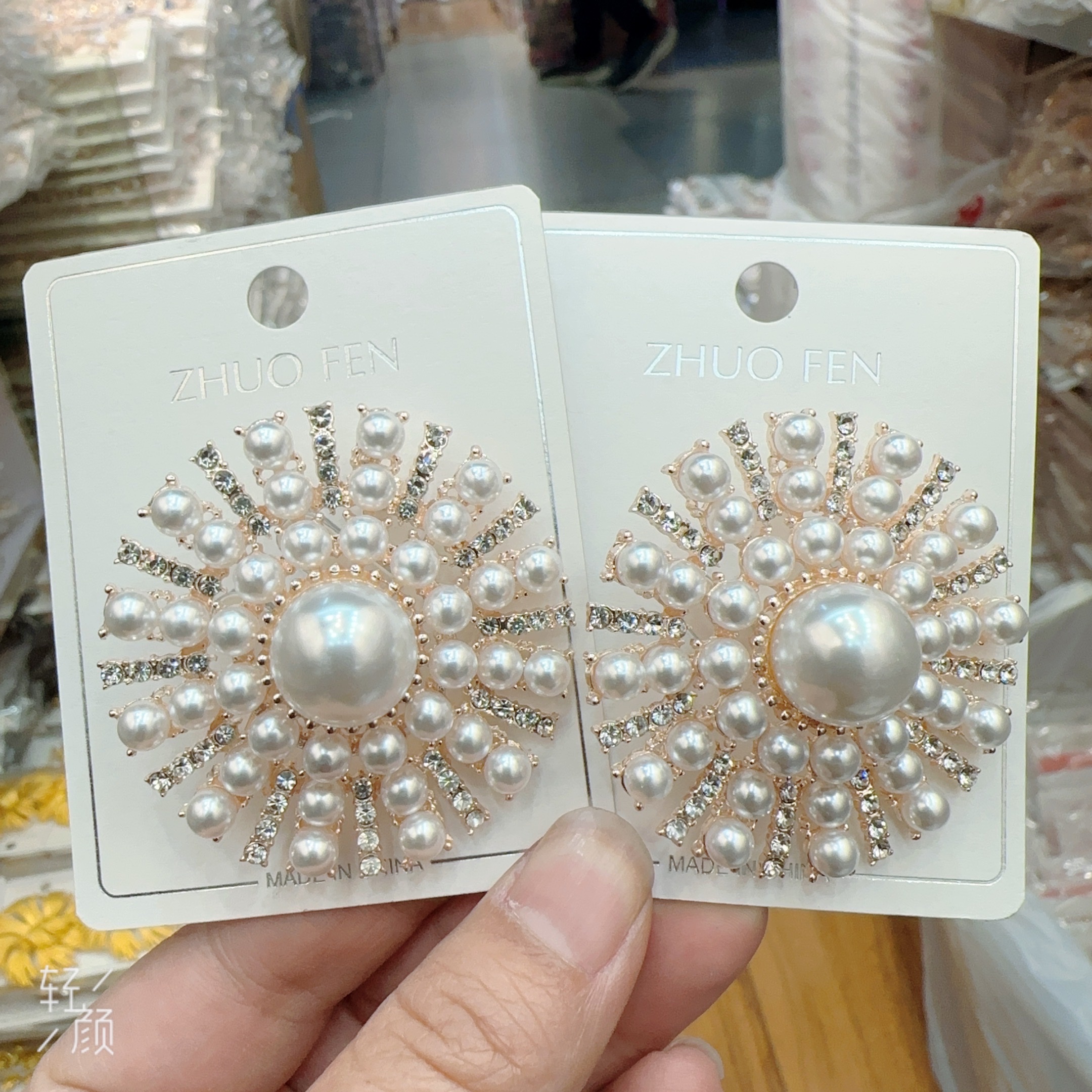 珍珠胸针圆形花型胸针女士时尚服饰配饰大衣装饰品独特设计精致胸针礼物高档大气百搭