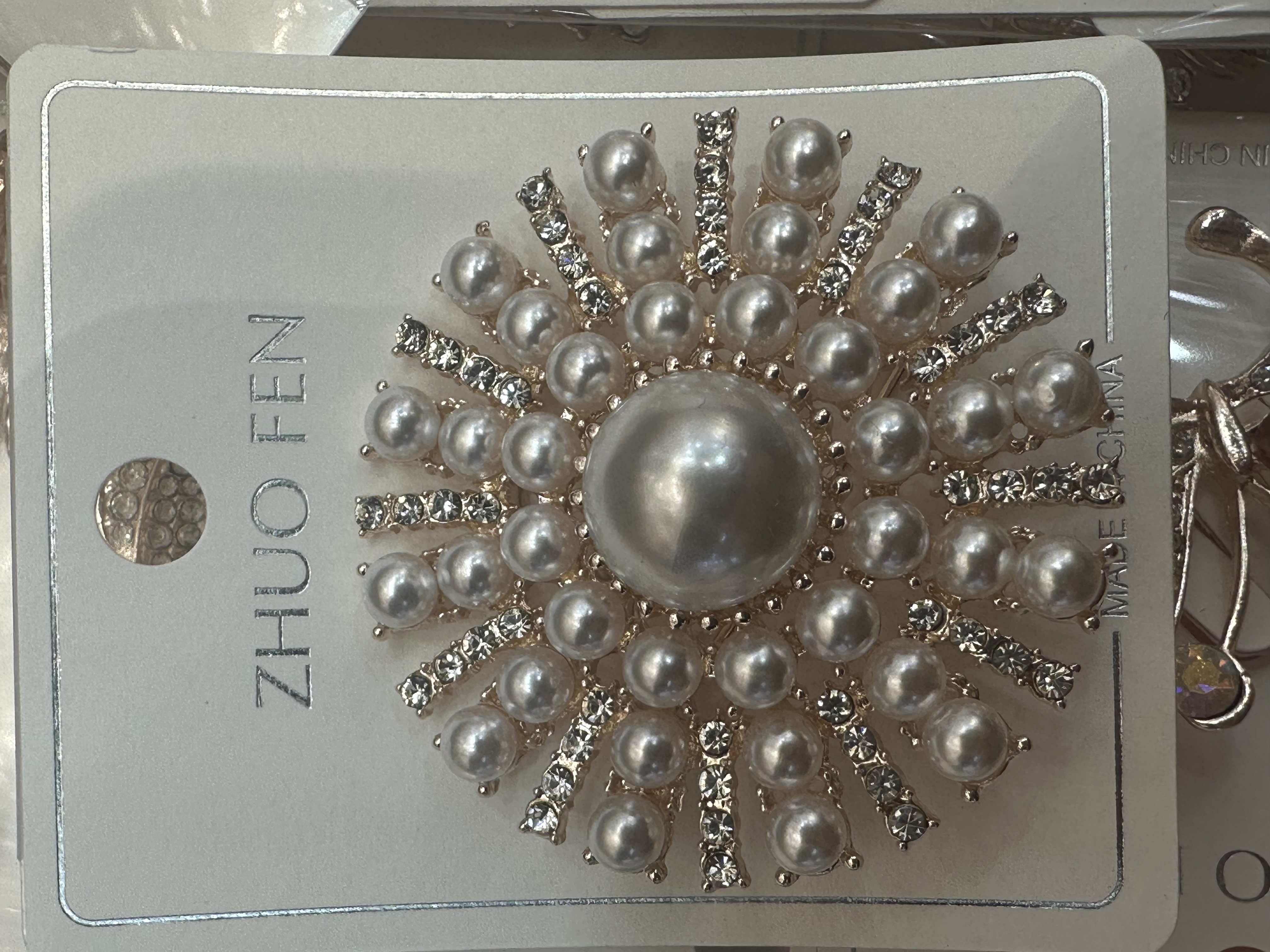 National trend series pearl brooches, round floral brooches, women's fashion clothing accessories, coat ornaments, unique design, exquisite brooches, gifts, high-end, elegant and versatile Specification image