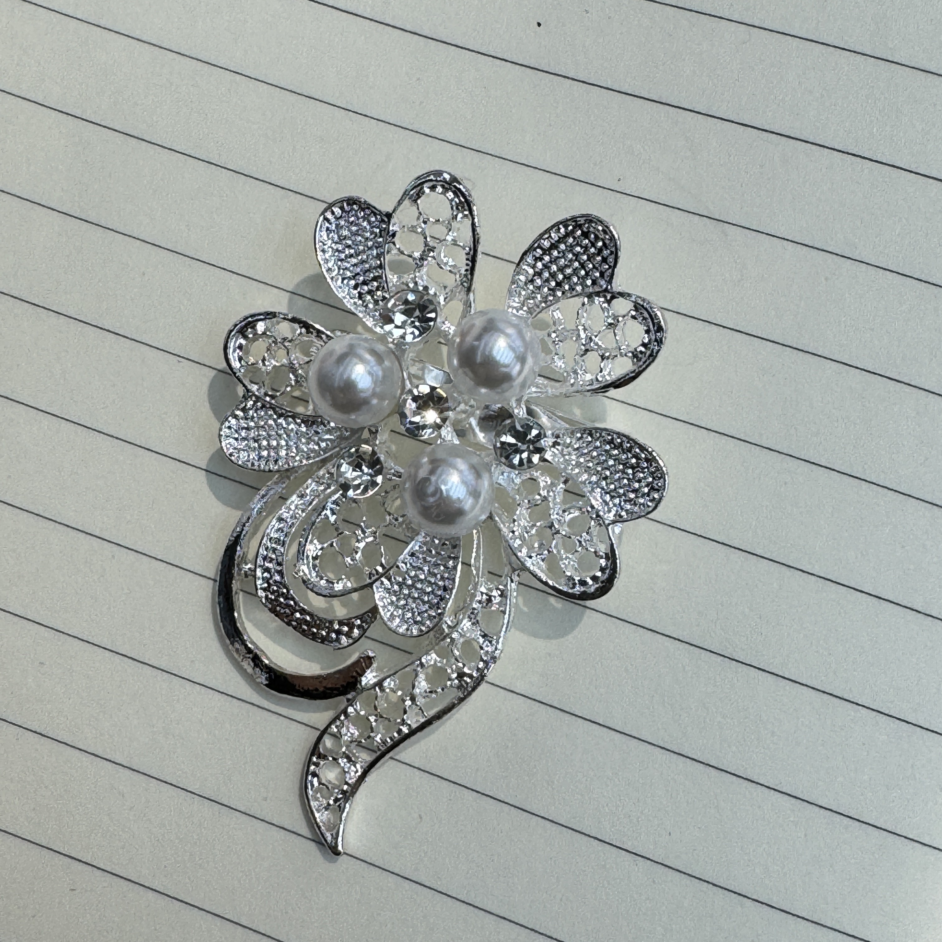 镀银工艺制作珍珠水钻镂空镶嵌大胸针男女通用饰品挂饰产品图